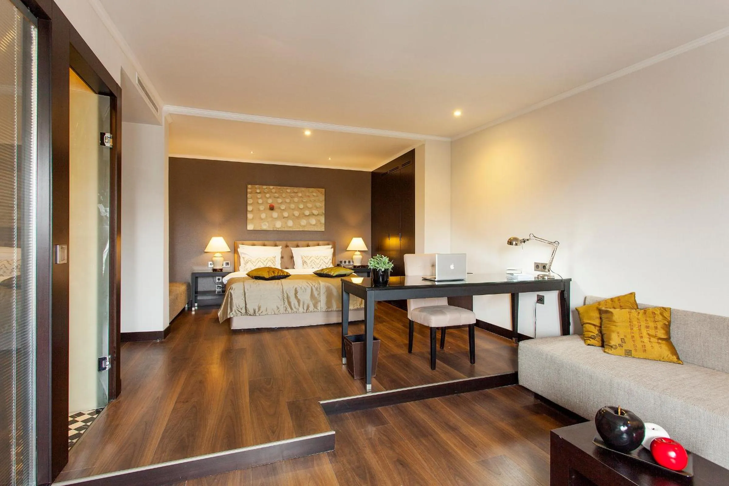 Photo of the whole room, Bed in Quentin Boutique Hotel