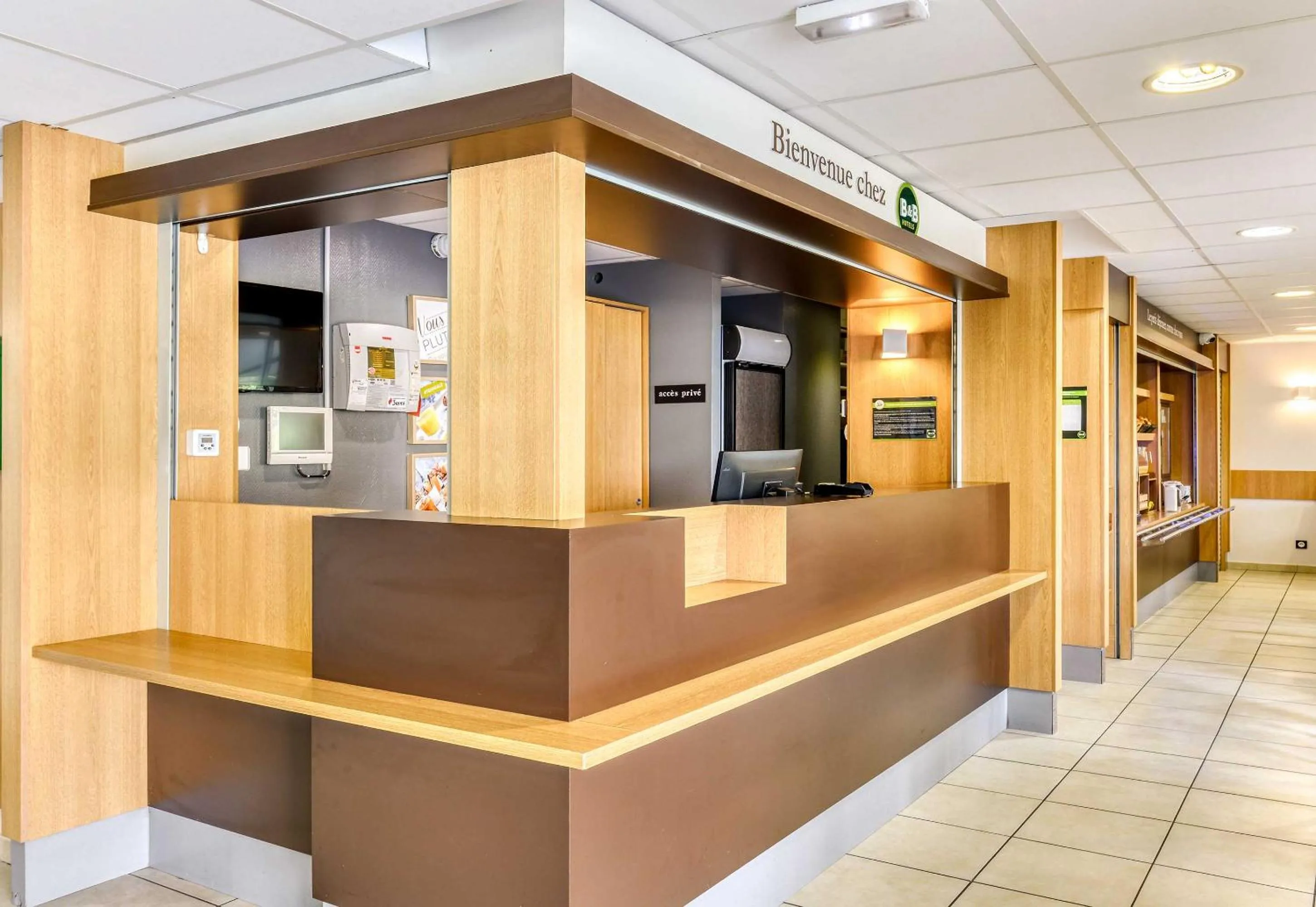 Lobby or reception in B&B HOTEL Pézenas