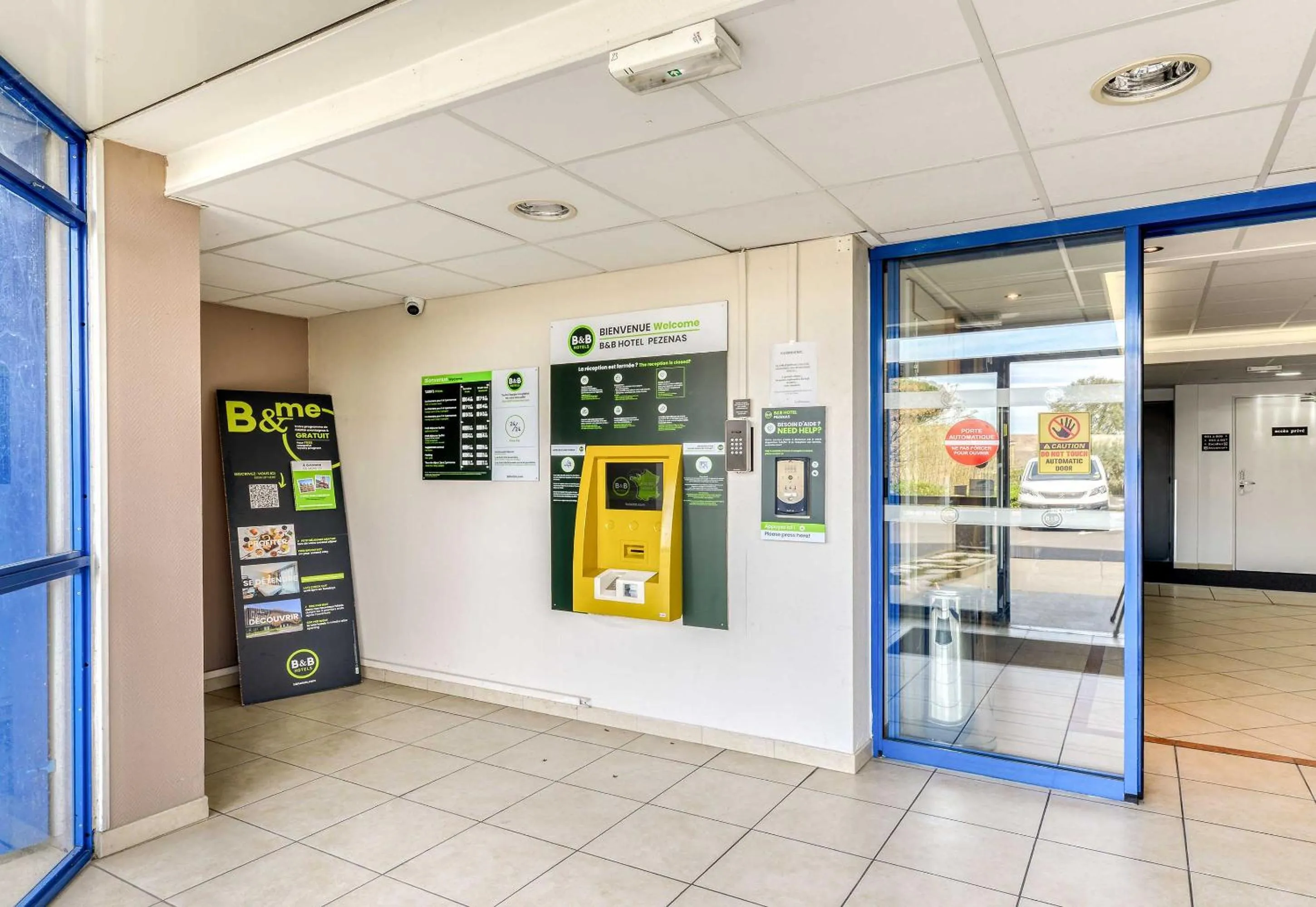 Lobby or reception in B&B HOTEL Pézenas