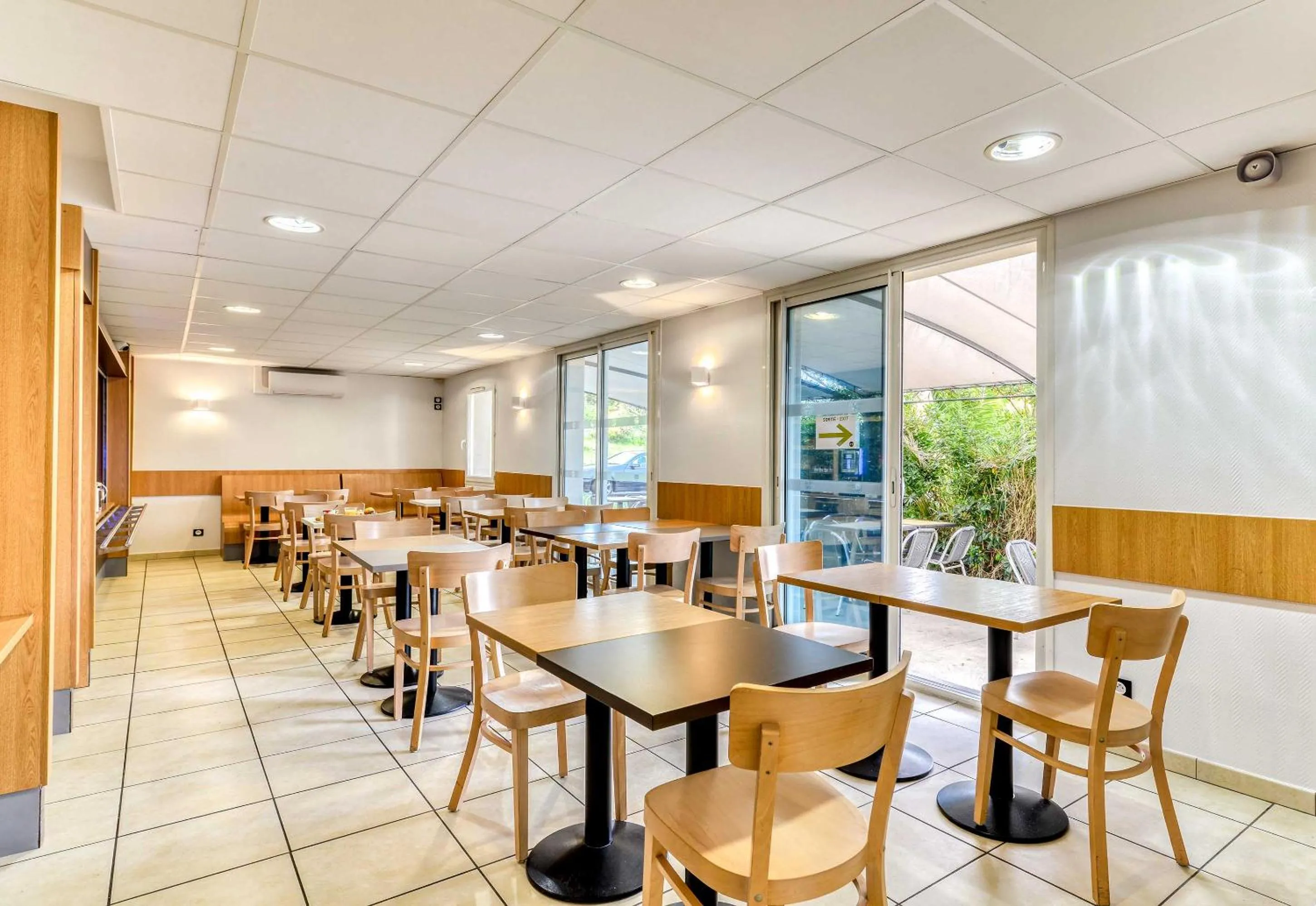 Restaurant/places to eat in B&B HOTEL Pézenas