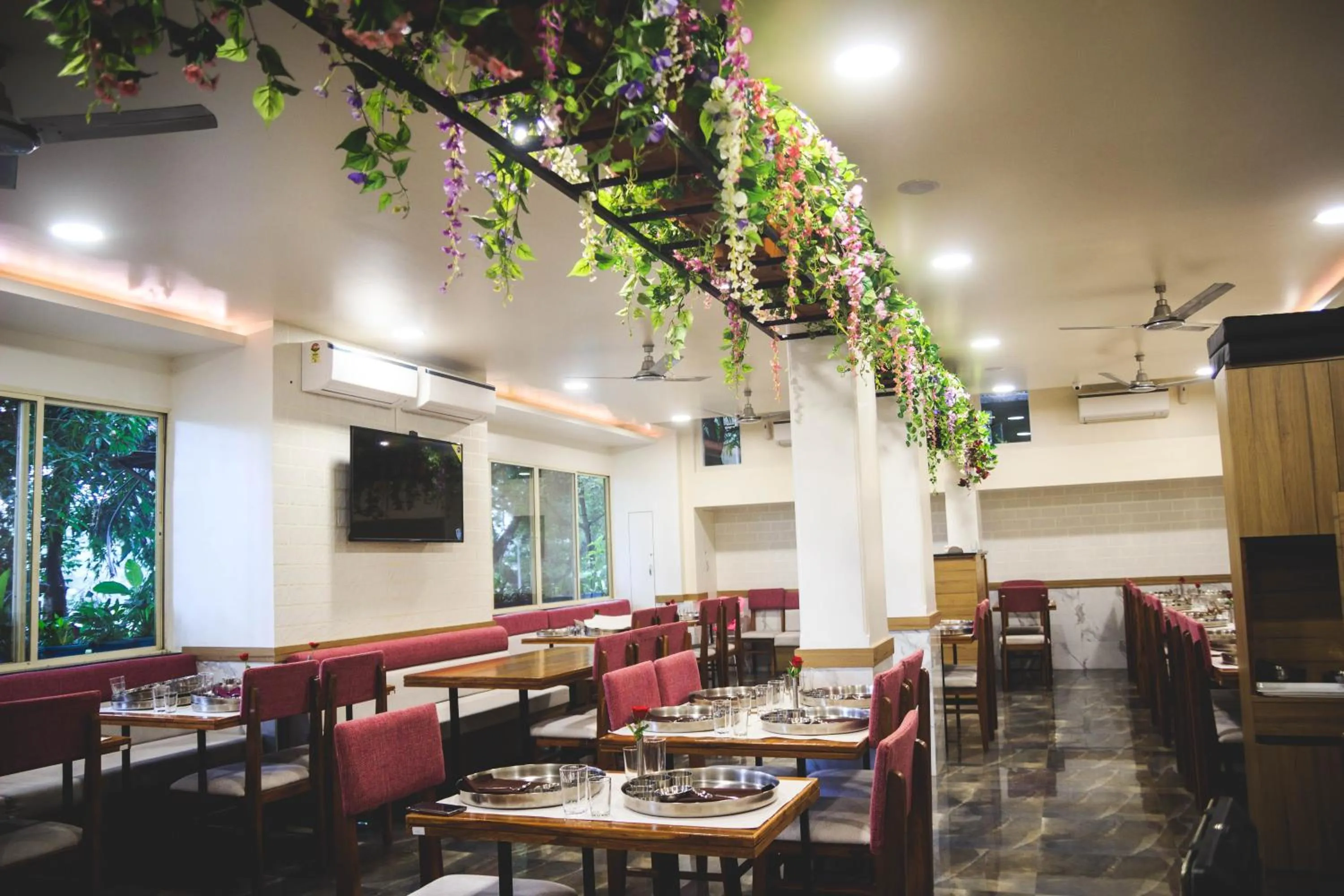 Restaurant/places to eat in MY Bizz Hotel Sapna