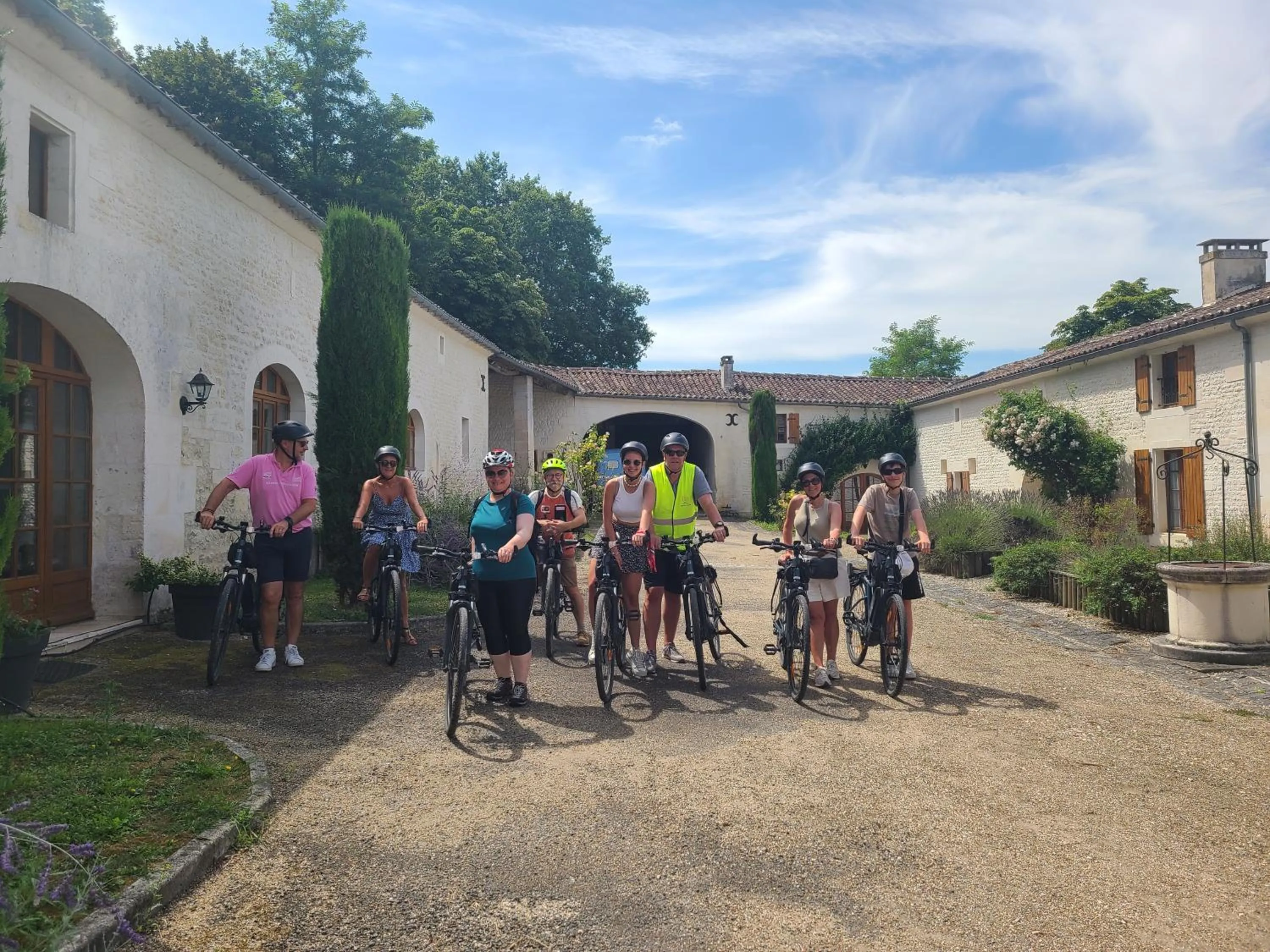 Cycling in Le Relais de Saint-Preuil, The Originals Relais Vignes du Cognac