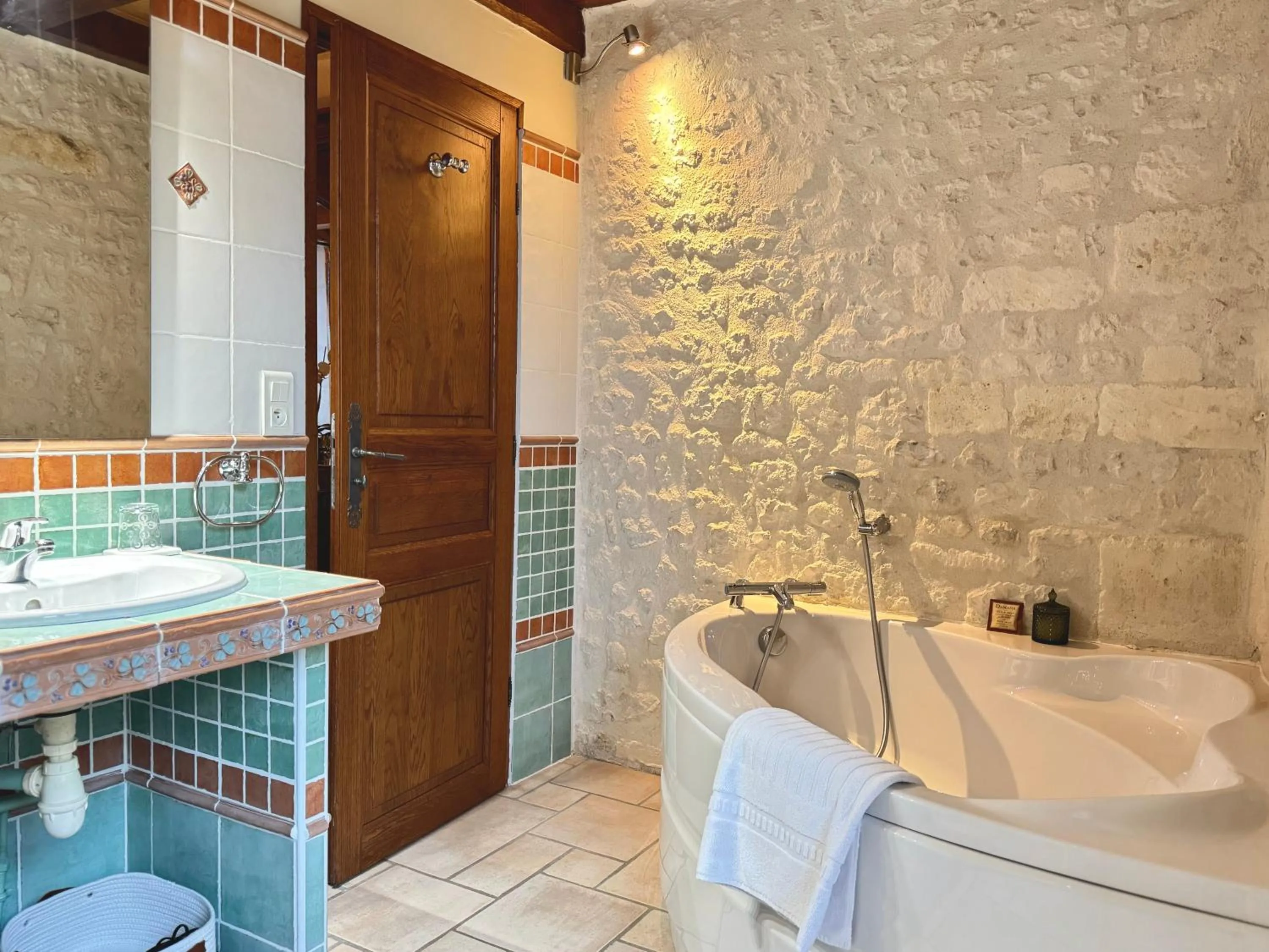 Bathroom in Le Relais de Saint-Preuil, The Originals Relais Vignes du Cognac