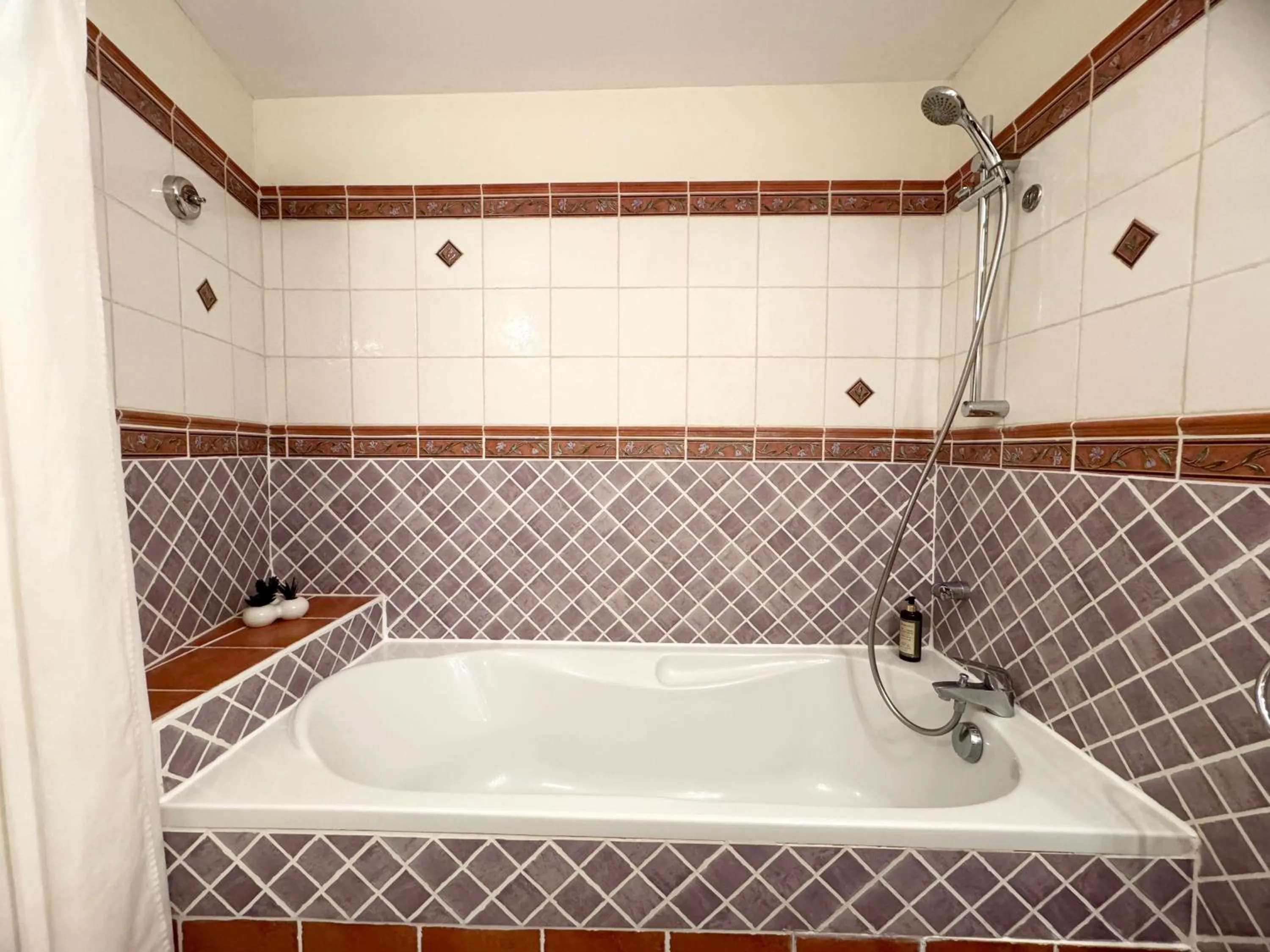 Shower in Le Relais de Saint-Preuil, The Originals Relais Vignes du Cognac