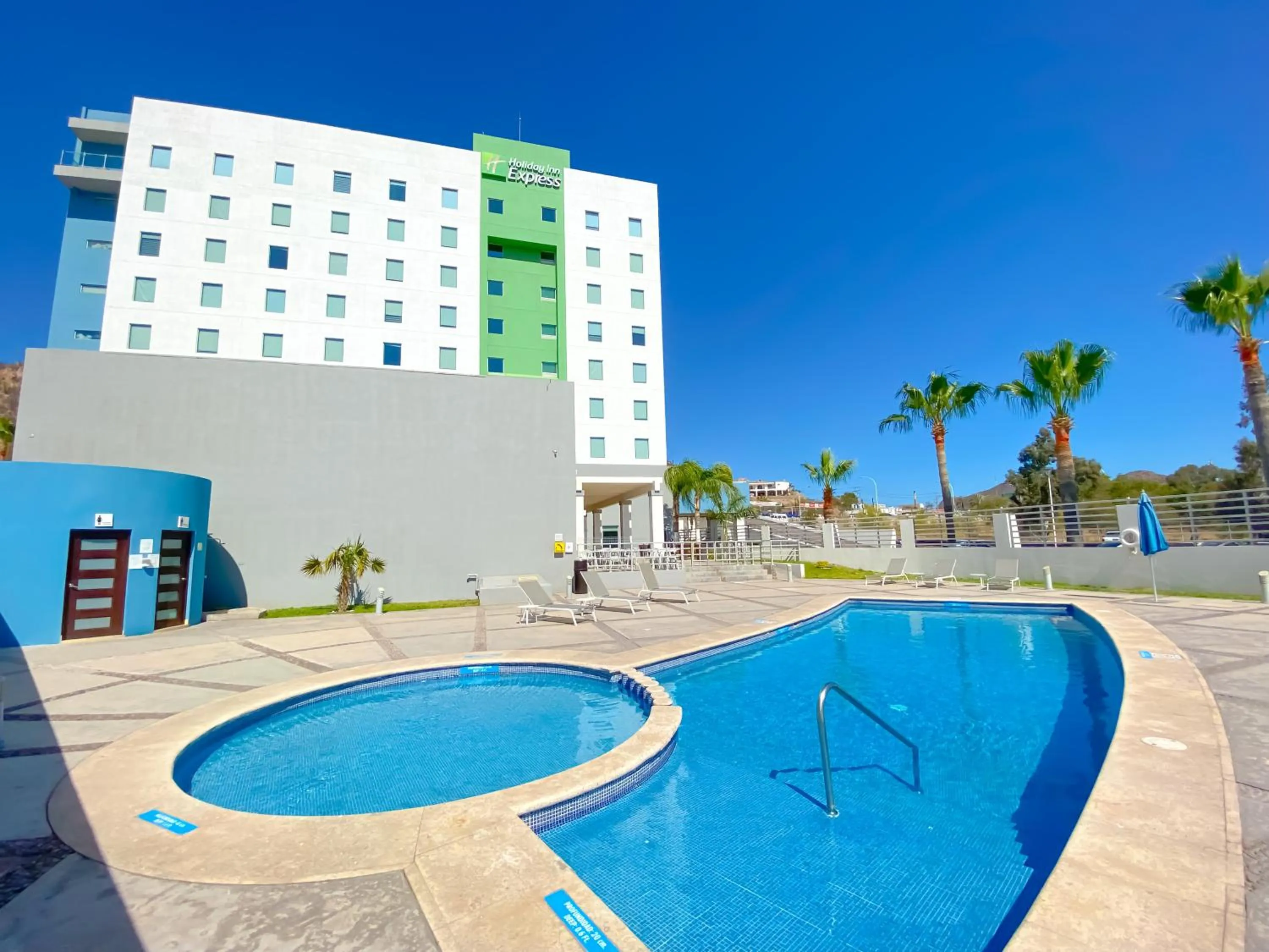 Swimming pool in Holiday Inn Express Guaymas by IHG