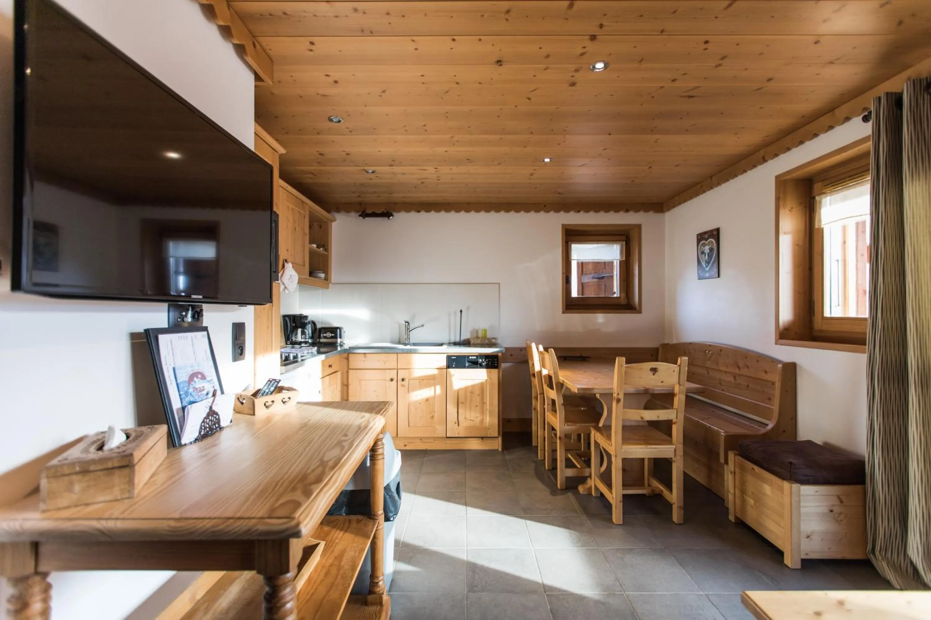 Lounge or bar in Les Chalets de La Griyotire