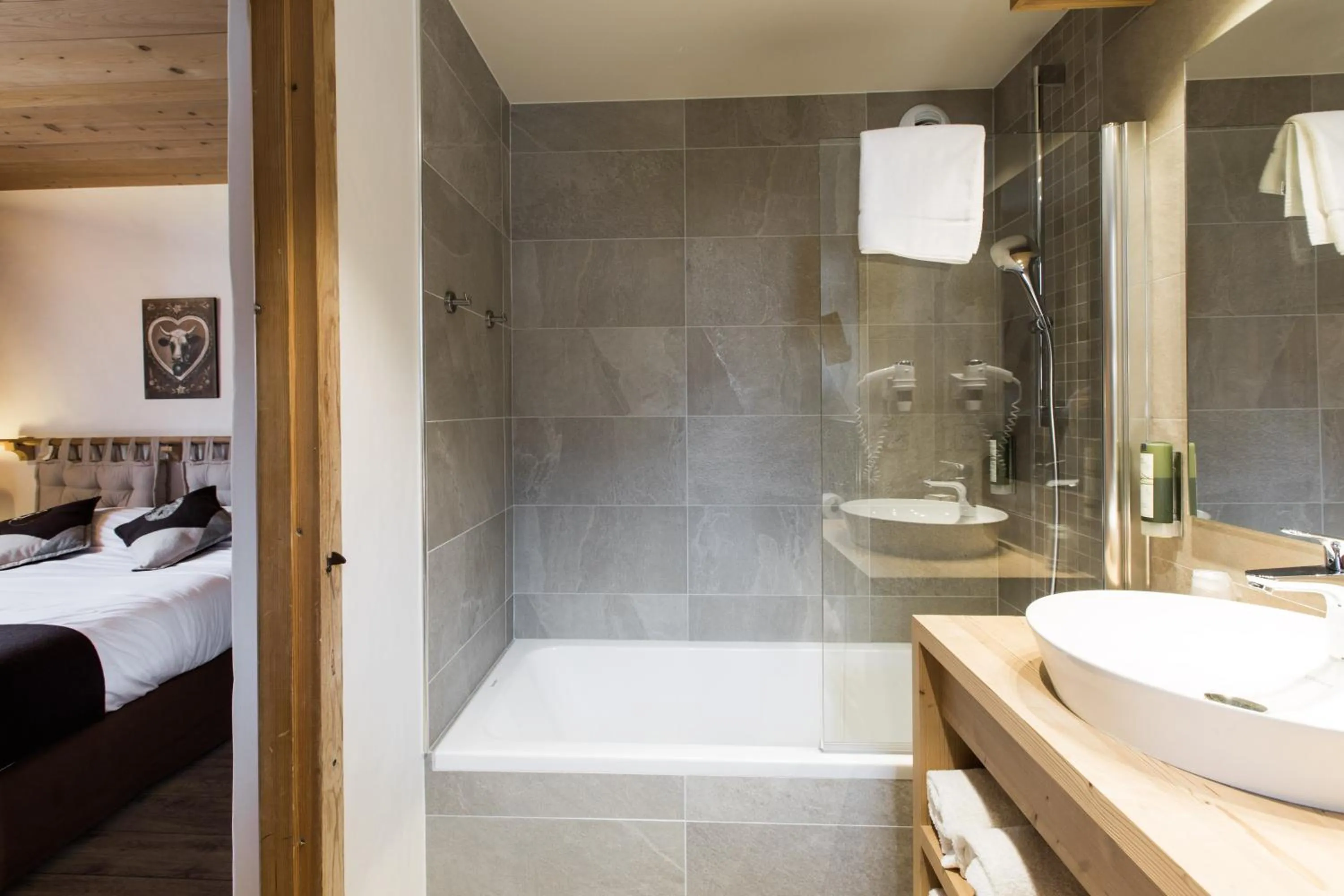 Bathroom, Bed in Les Chalets de La Griyotire