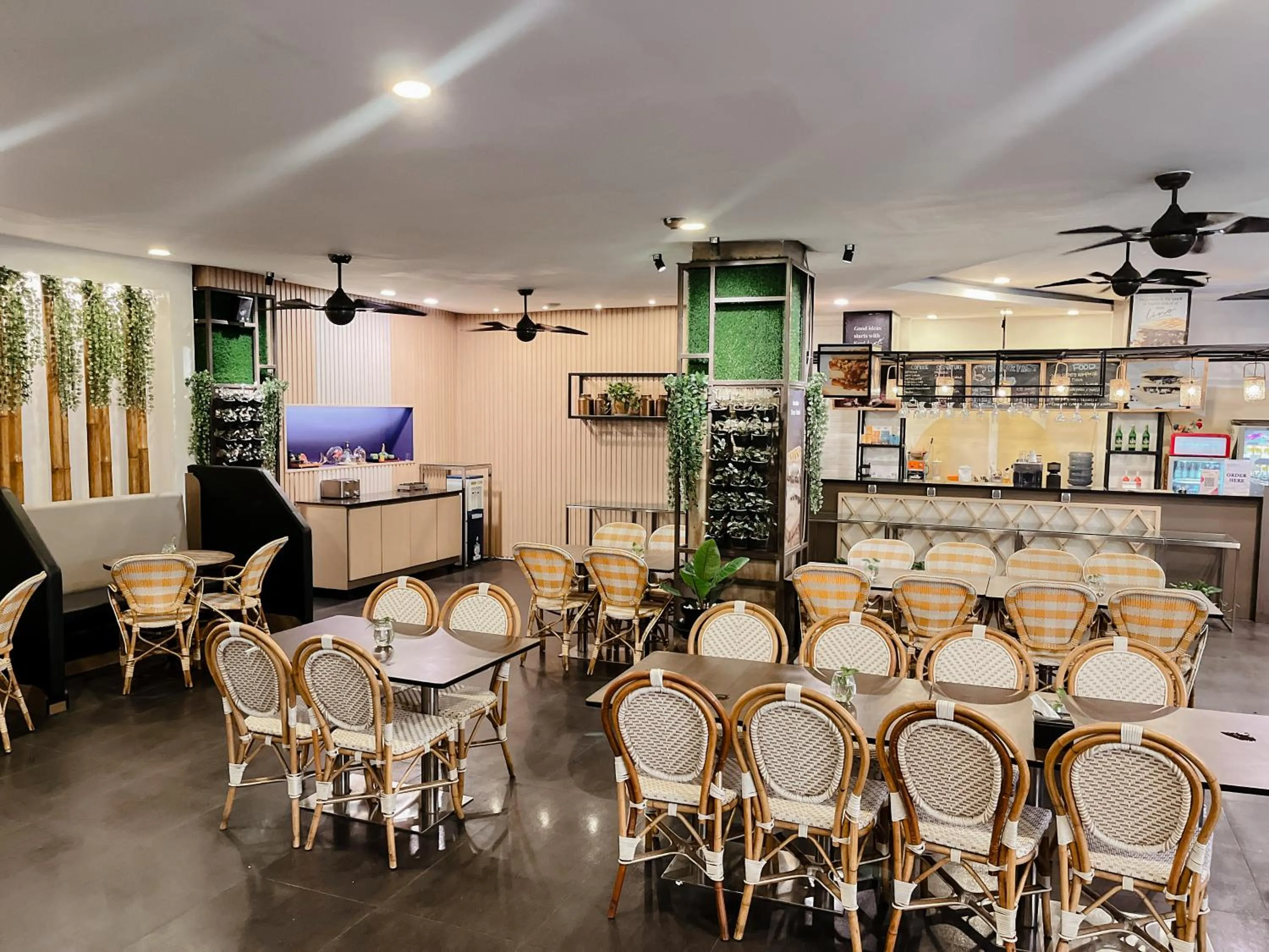 Restaurant/places to eat in Oak Tree Urban Hotel Jakarta