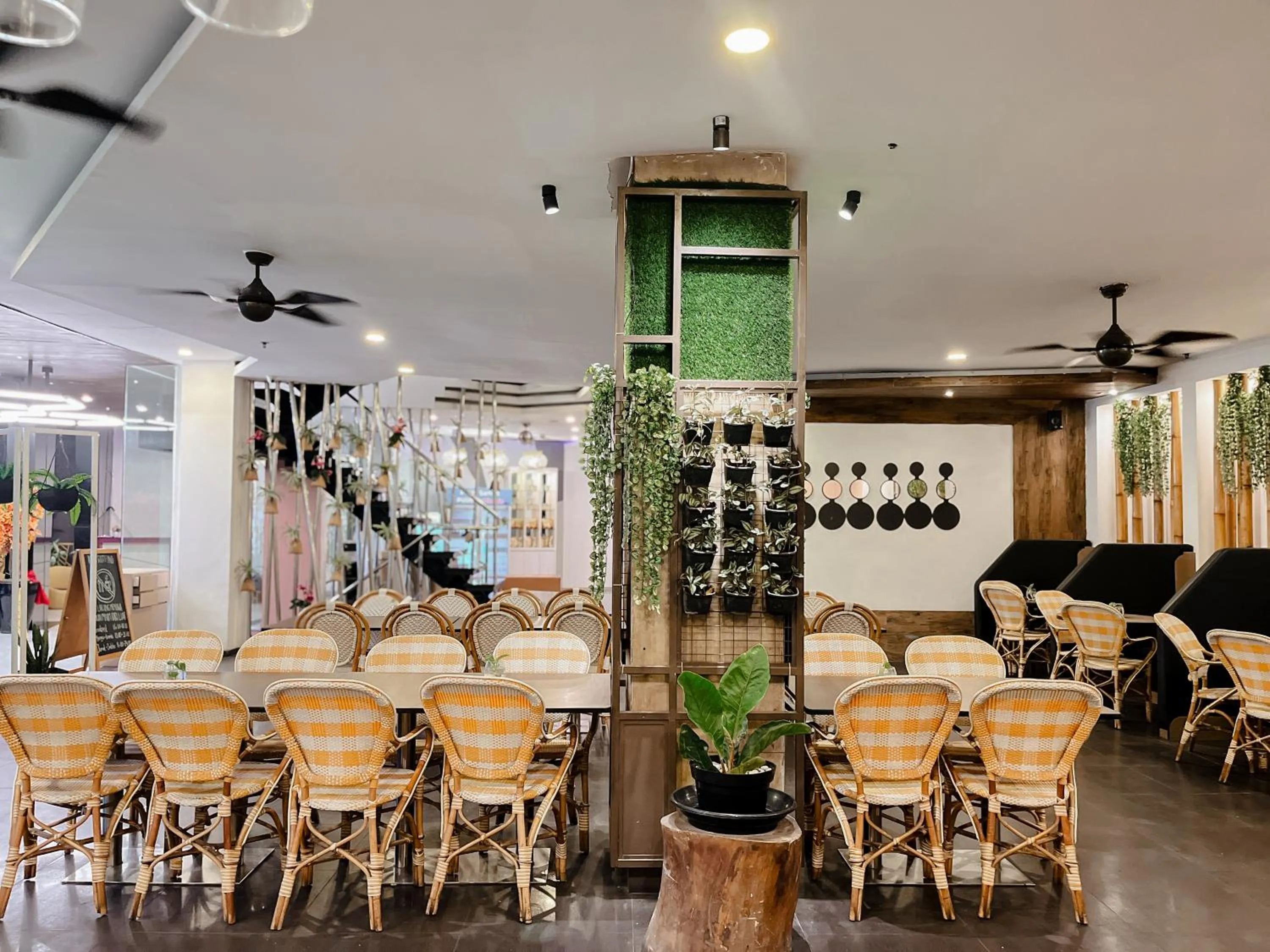 Restaurant/places to eat in Oak Tree Urban Hotel Jakarta