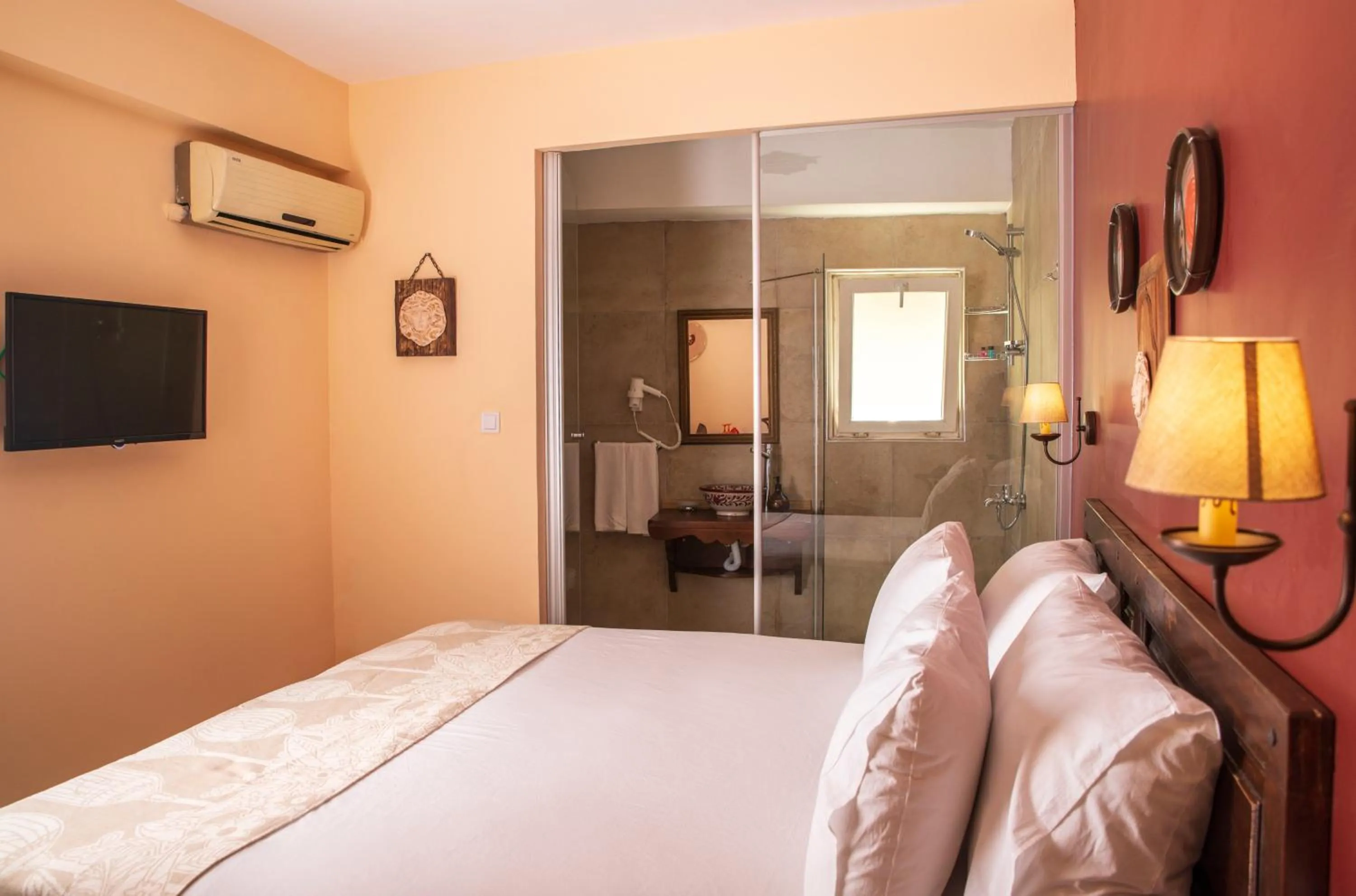 Bathroom, Bed in LUWİ ANTAKYA BOUTİQUE HOTEL