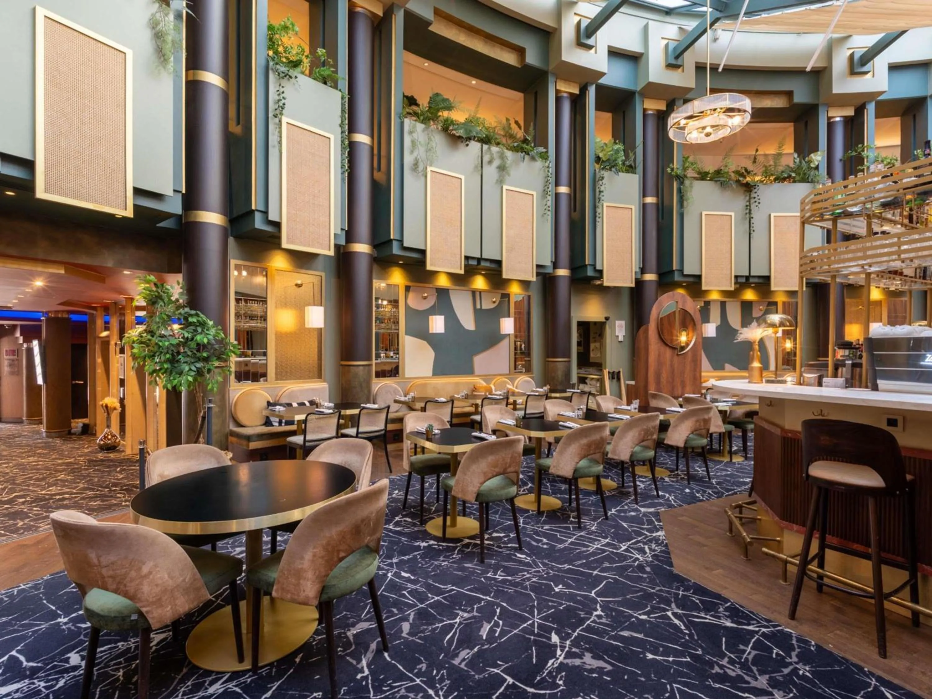 Restaurant/places to eat in Nest Hotel Paris la Défense - MGallery Collection