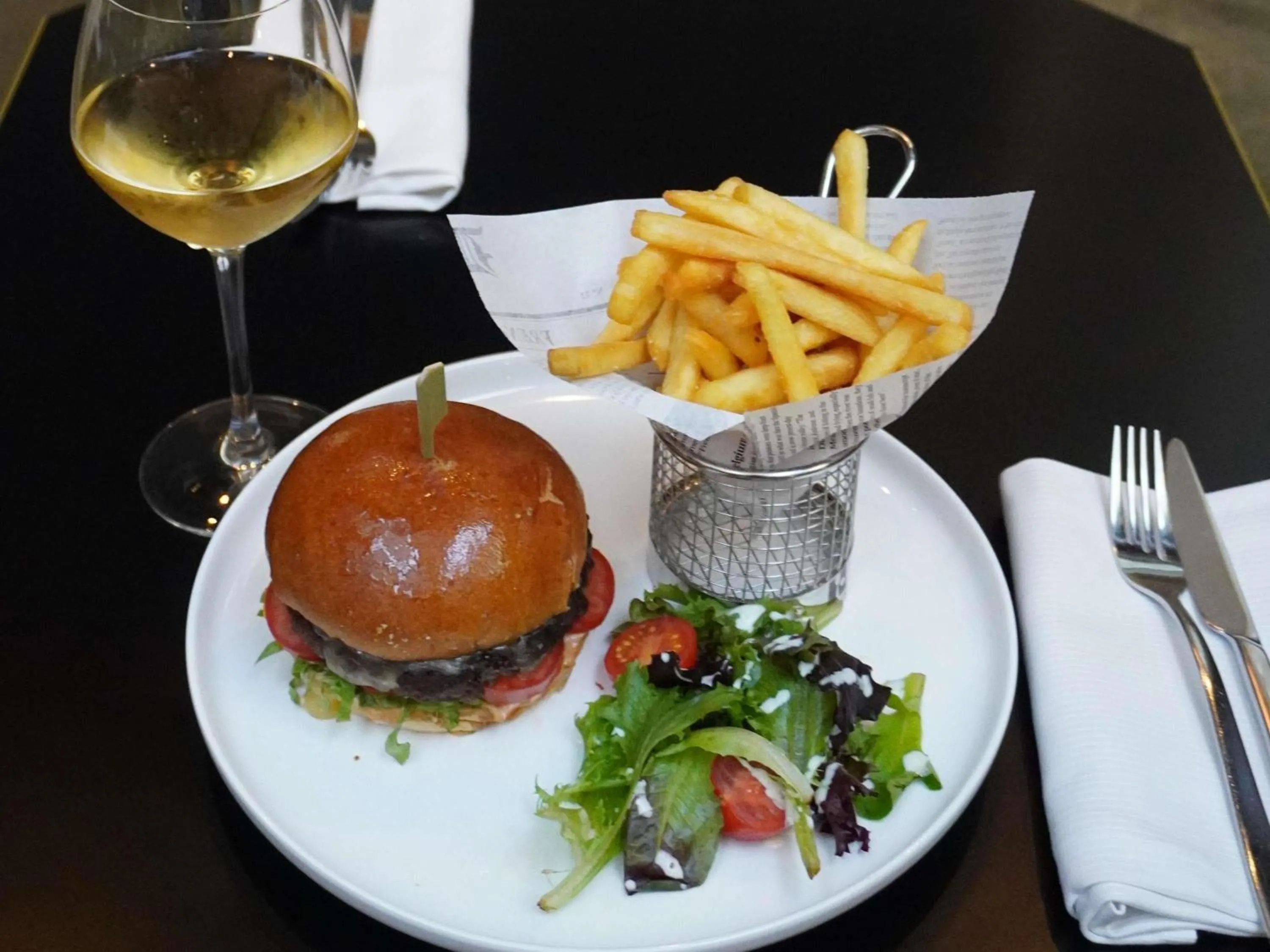 Restaurant/places to eat in Nest Hotel Paris la Défense - MGallery Collection