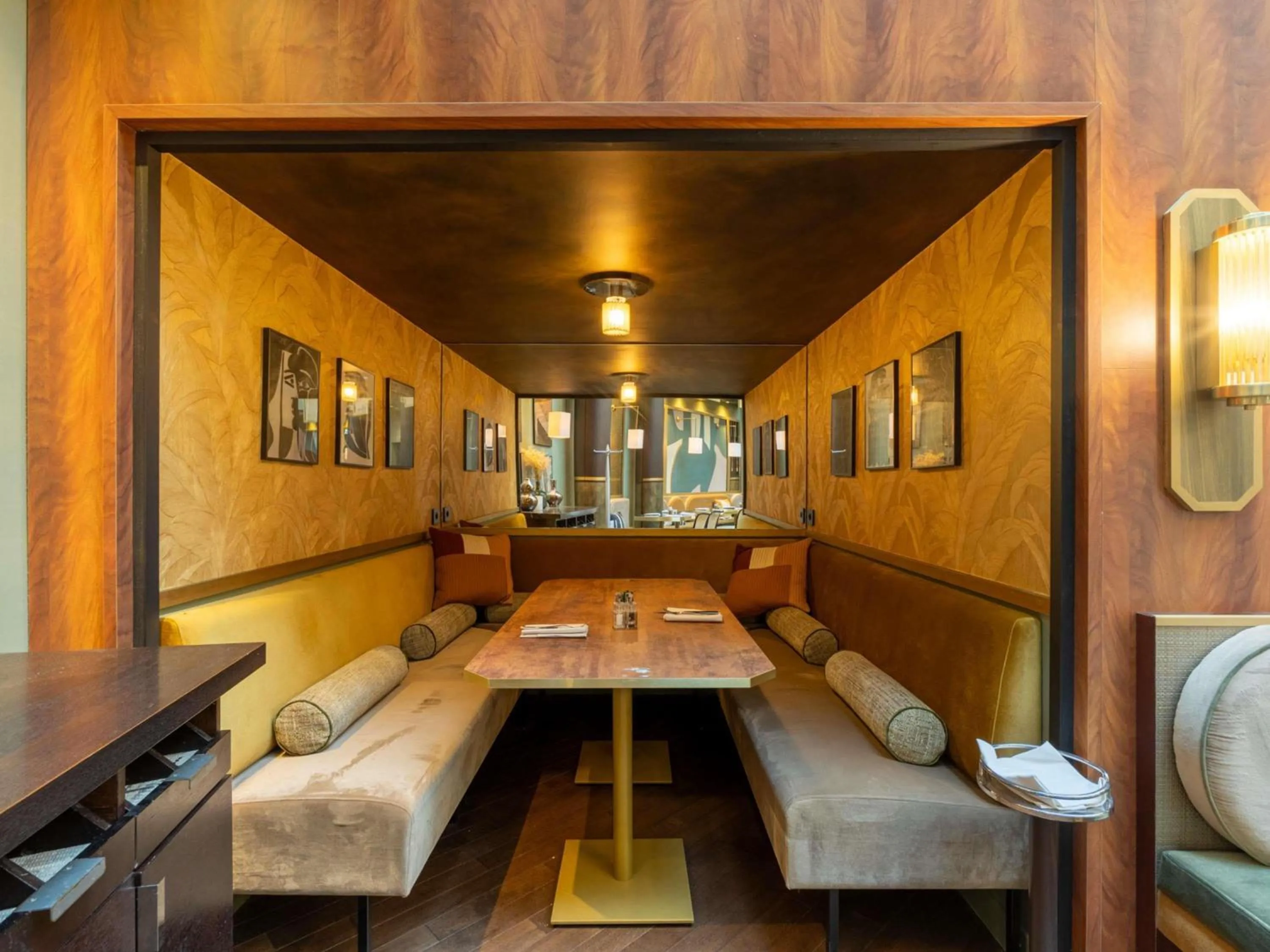 Restaurant/places to eat in Nest Hotel Paris la Défense - MGallery Collection