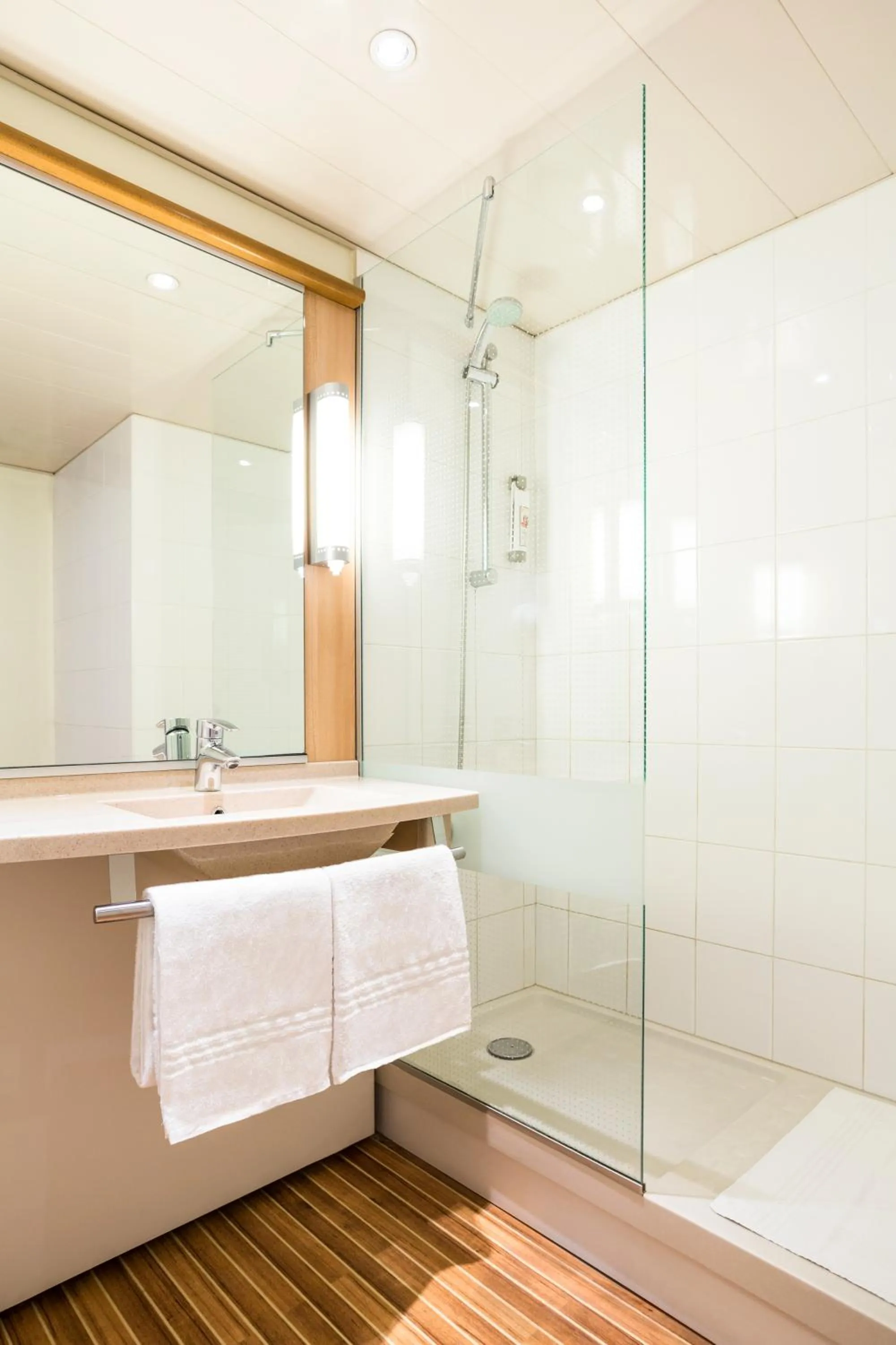 Bathroom in ibis Bordeaux Lac