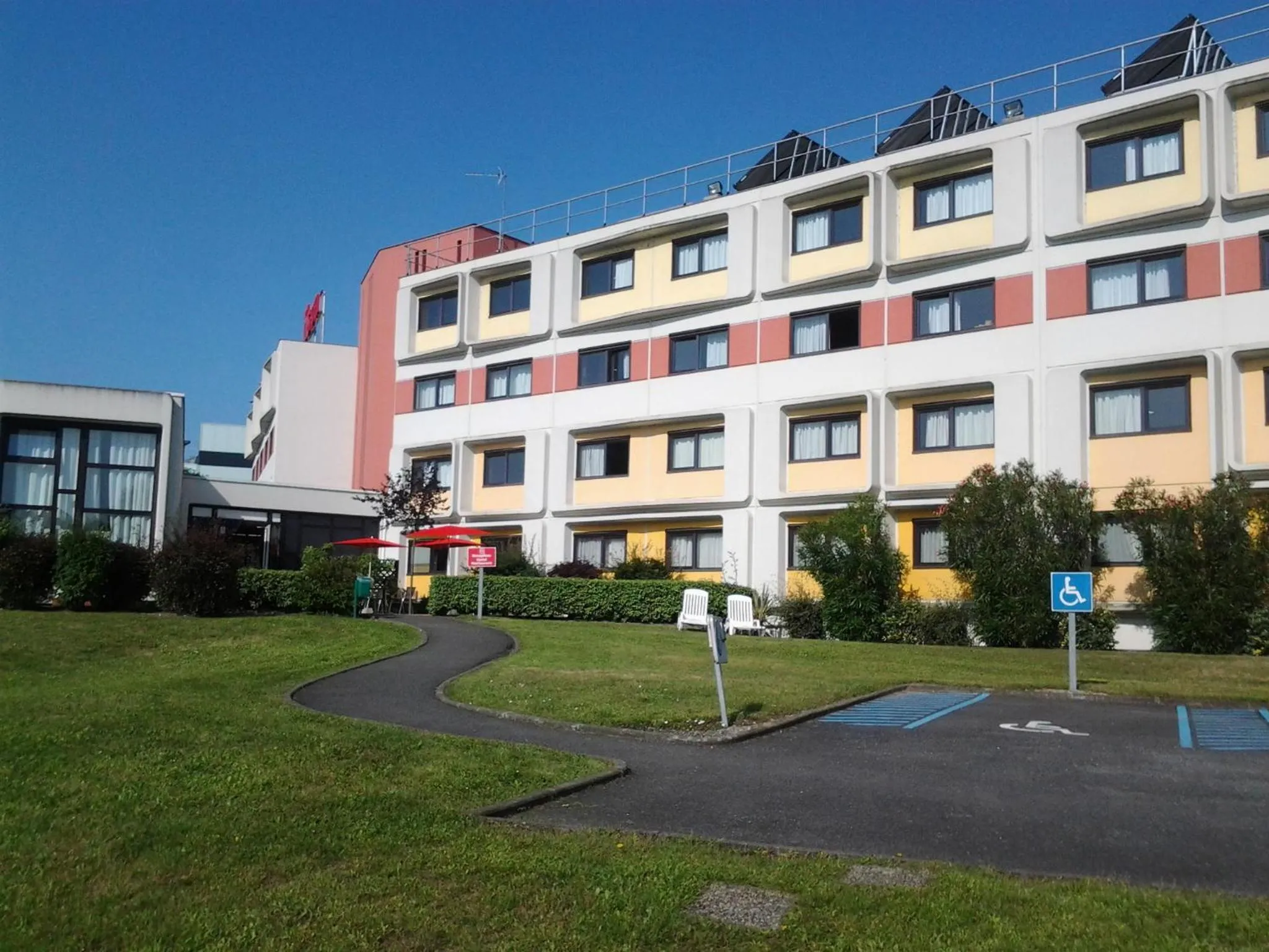 Property building in ibis Bordeaux Lac