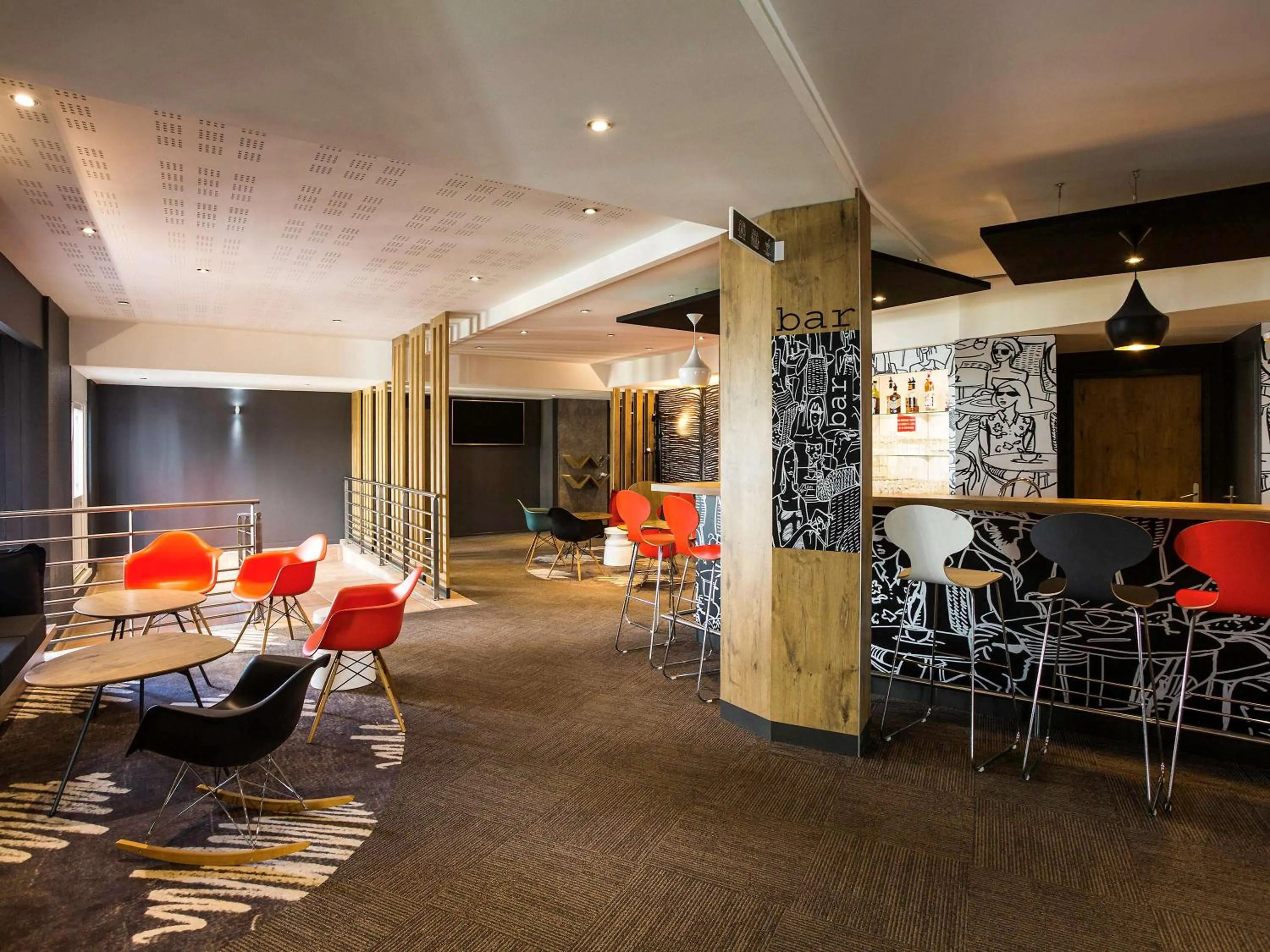Lounge or bar in ibis Bordeaux Lac
