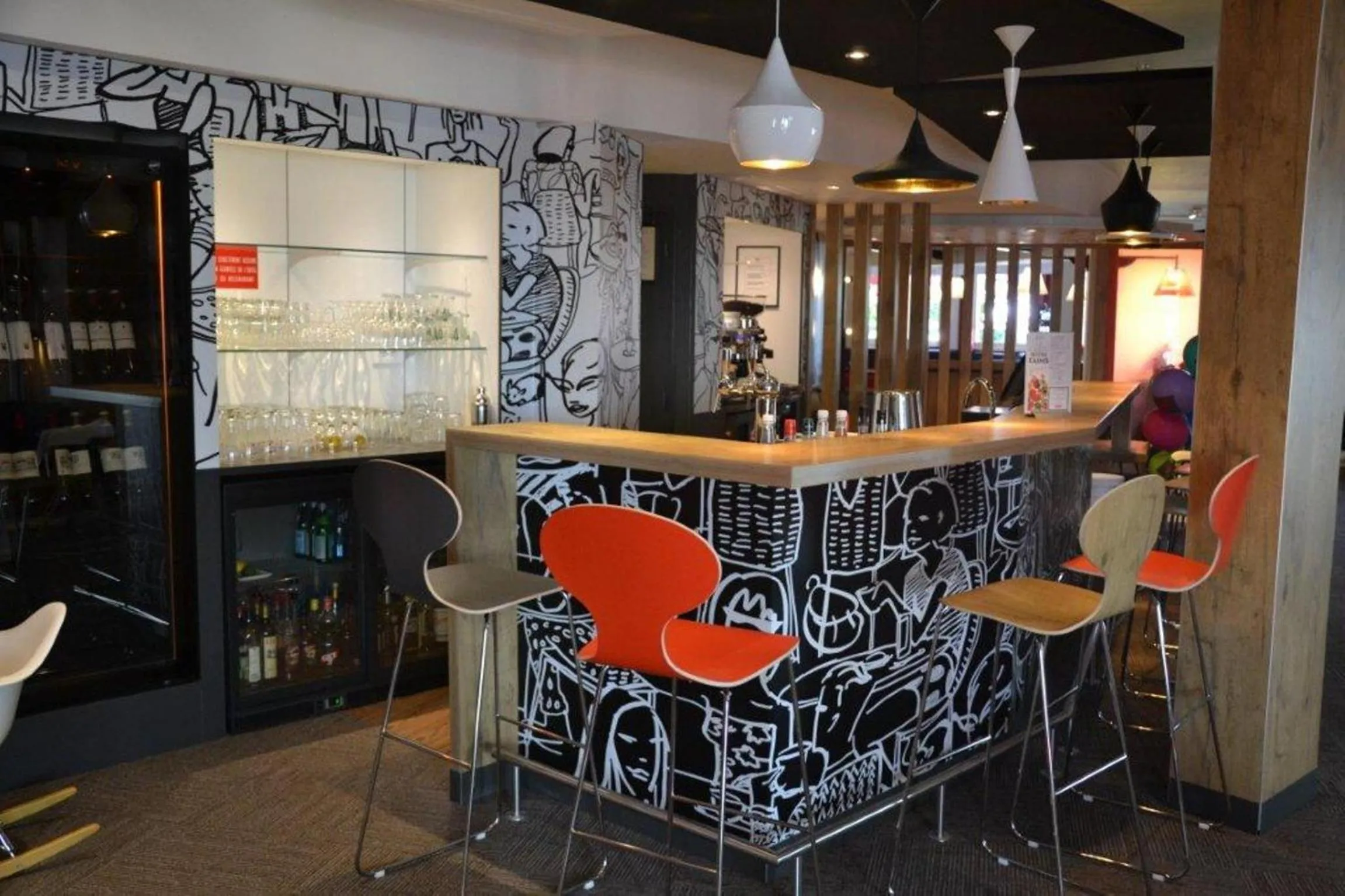 Lounge or bar in ibis Bordeaux Lac