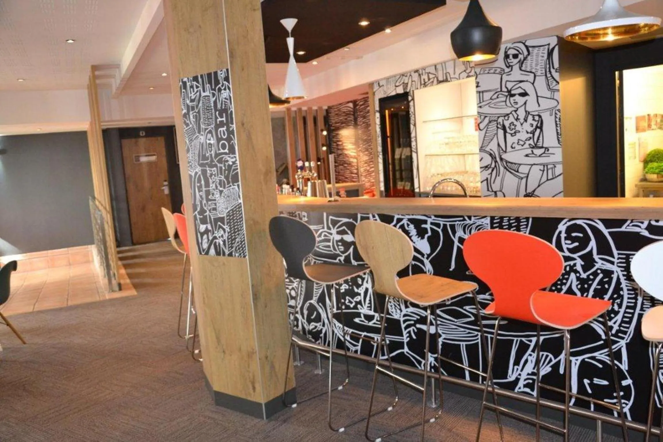 Lounge or bar in ibis Bordeaux Lac