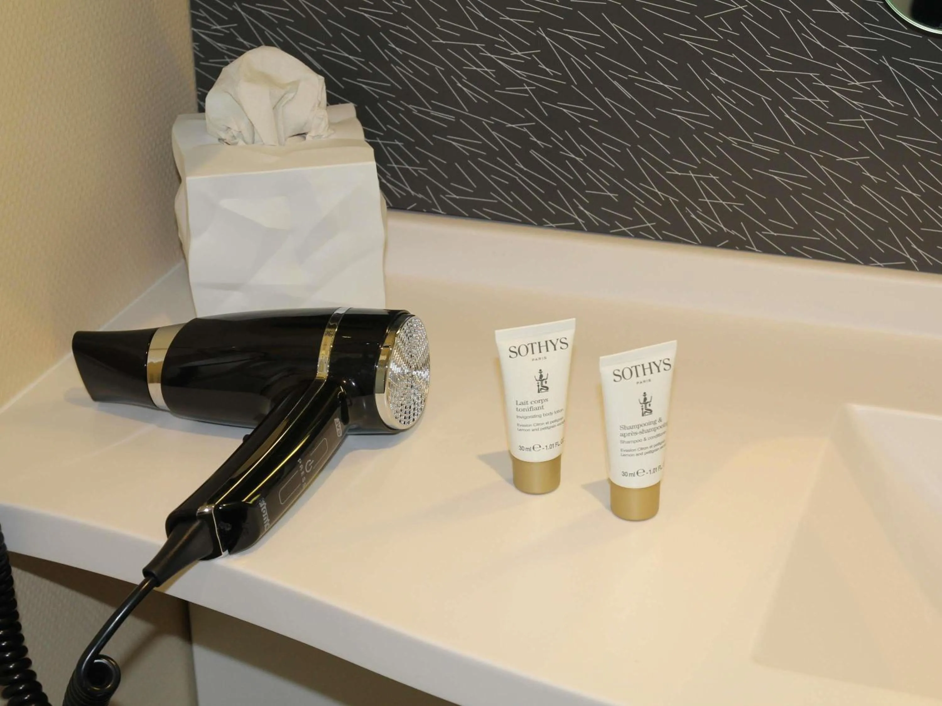 Bedroom in ibis Bordeaux Lac