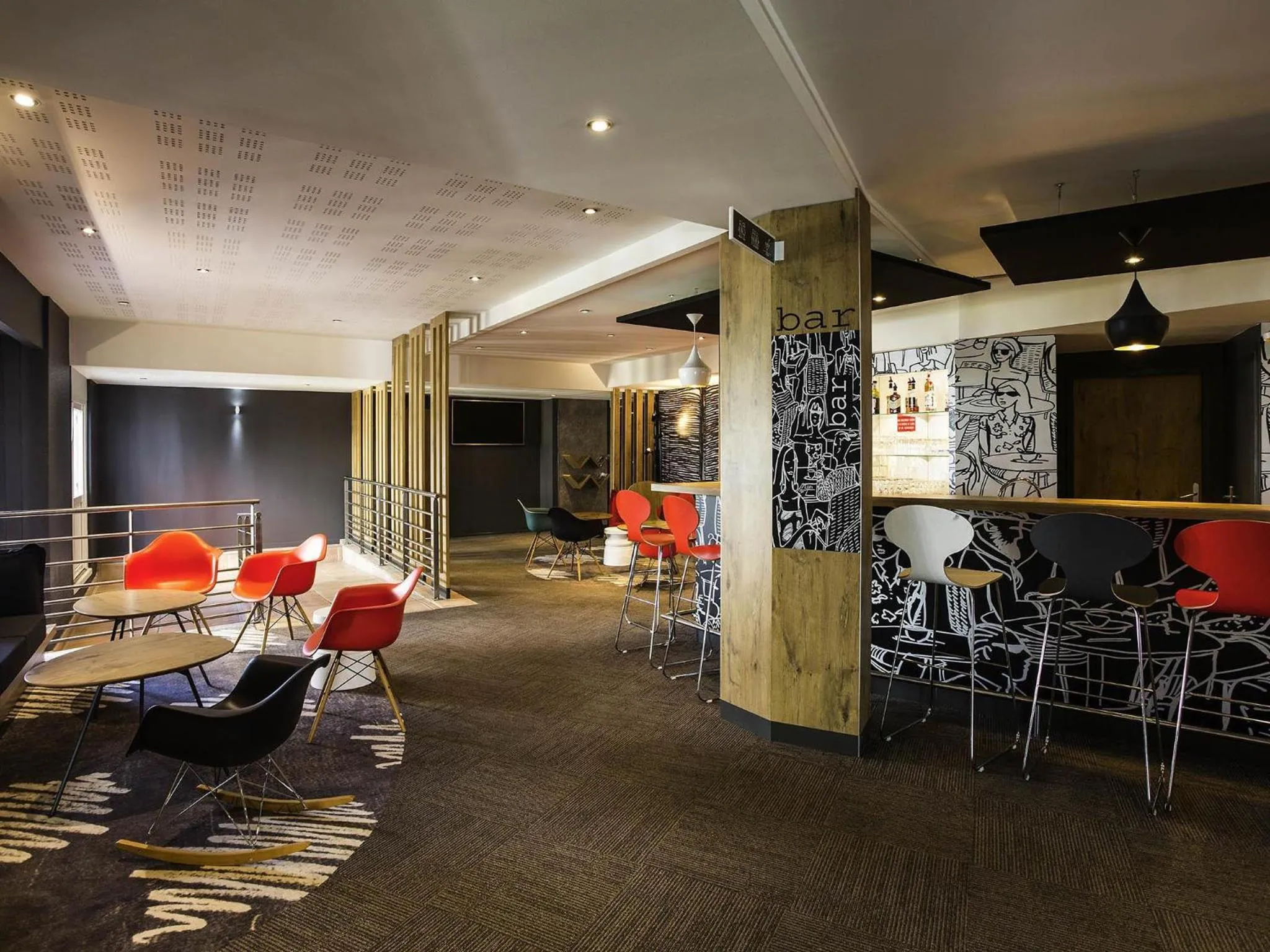 Lounge or bar in ibis Bordeaux Lac