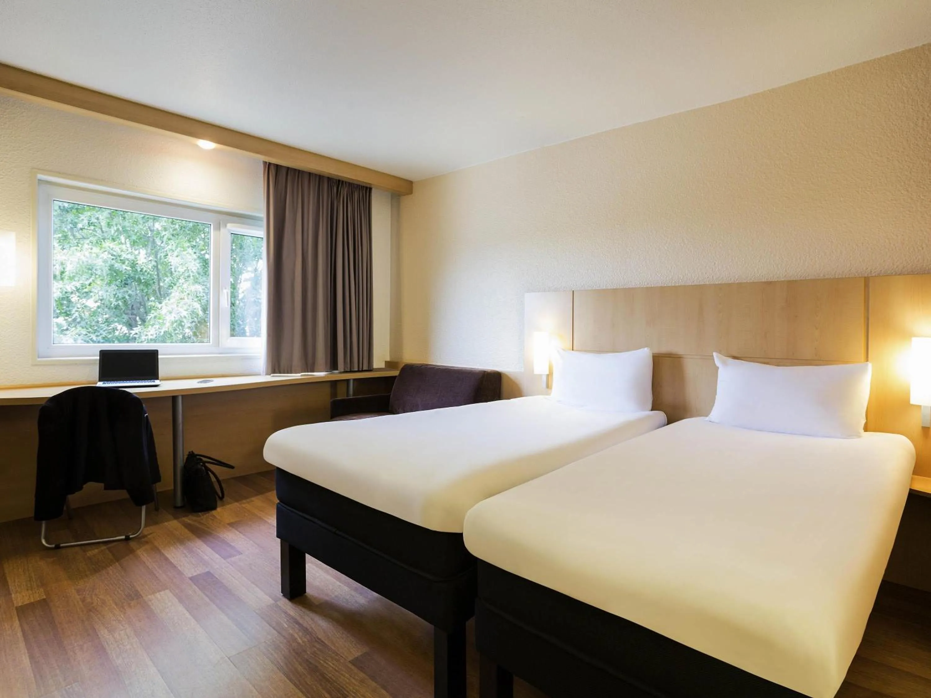 Bedroom, Bed in ibis Bordeaux Lac