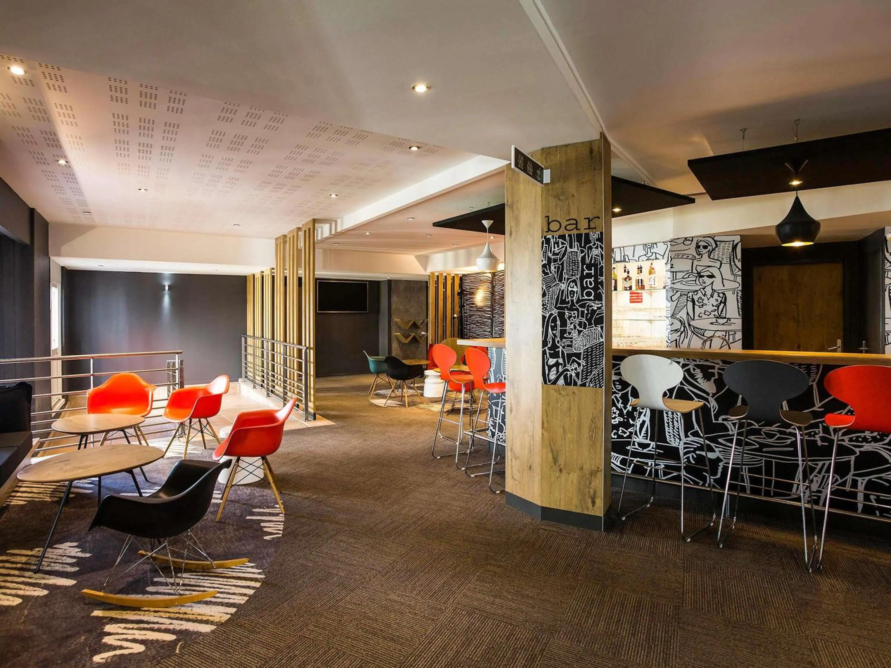 Lounge or bar in ibis Bordeaux Lac