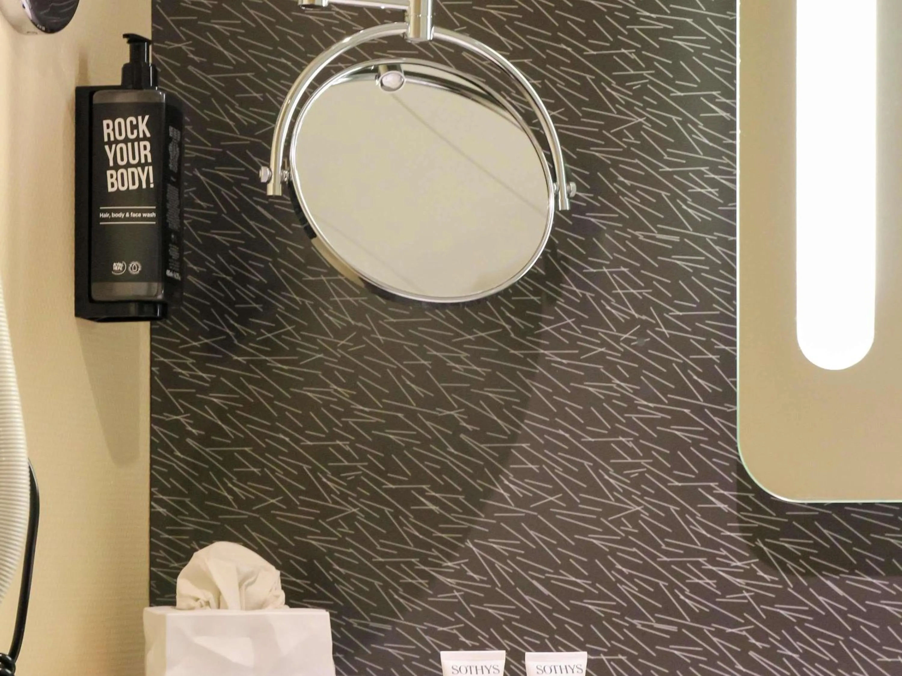 Bedroom in ibis Bordeaux Lac