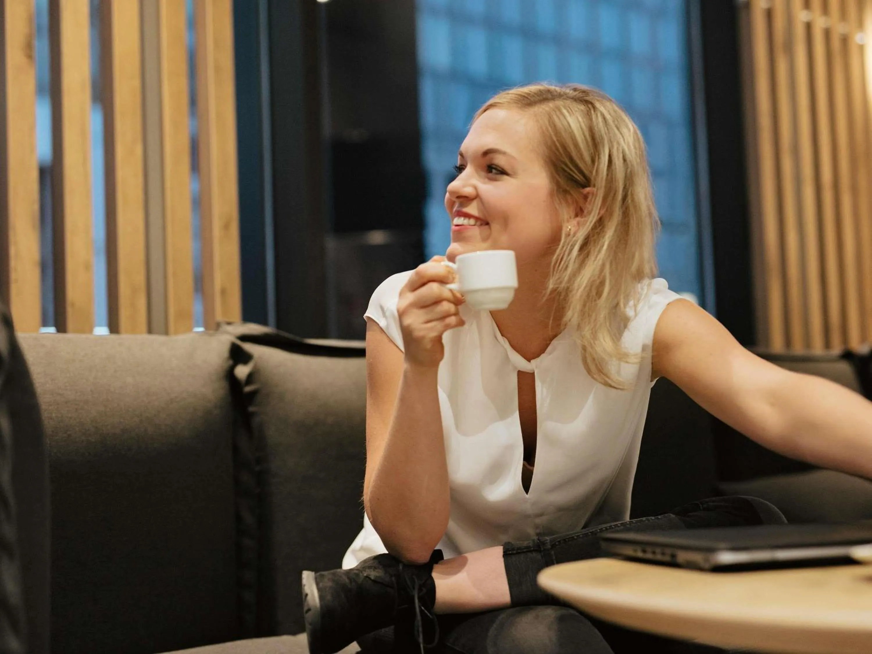 Lounge or bar in ibis Bordeaux Lac