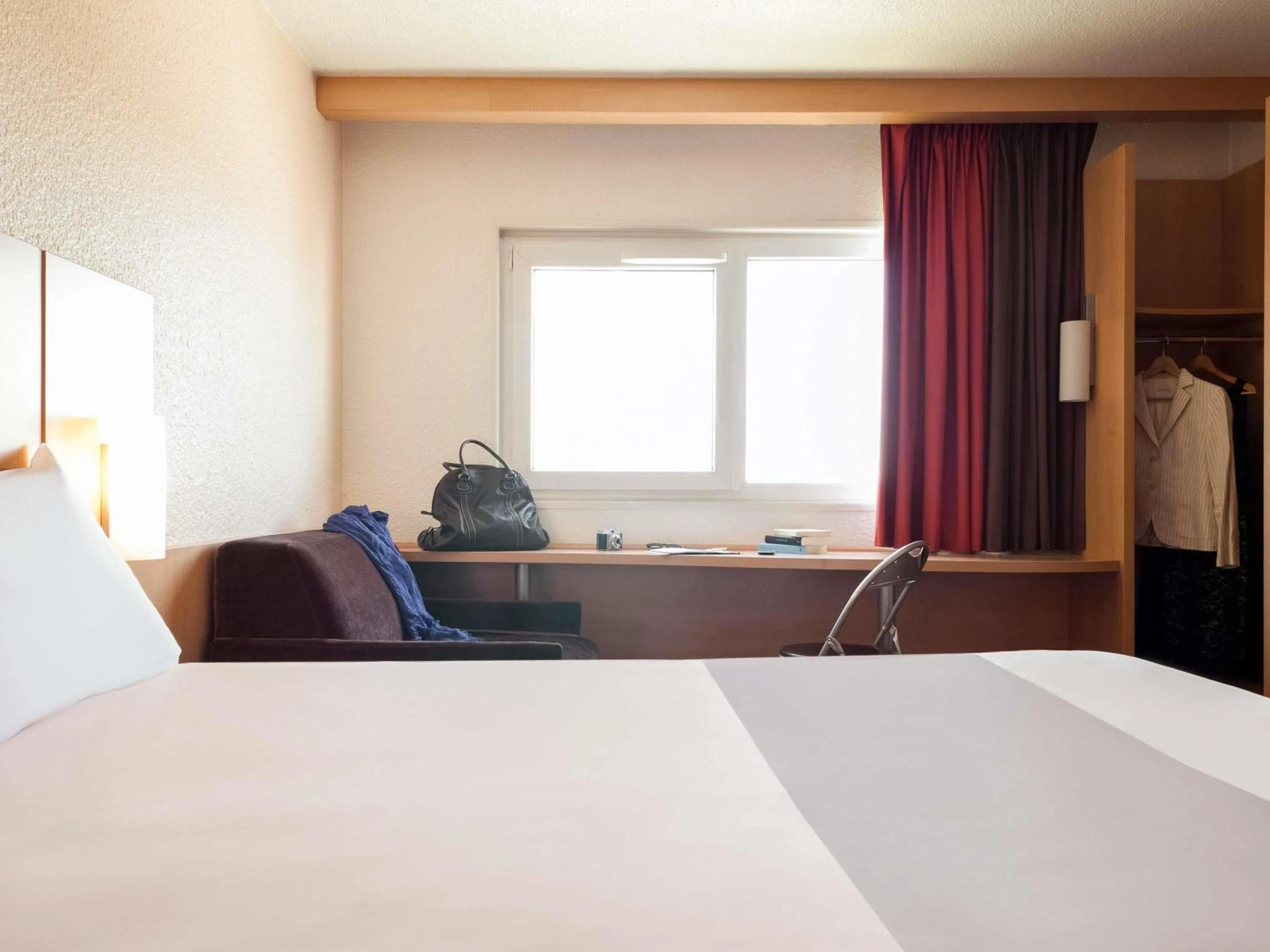 Bedroom, Bed in ibis Bordeaux Lac