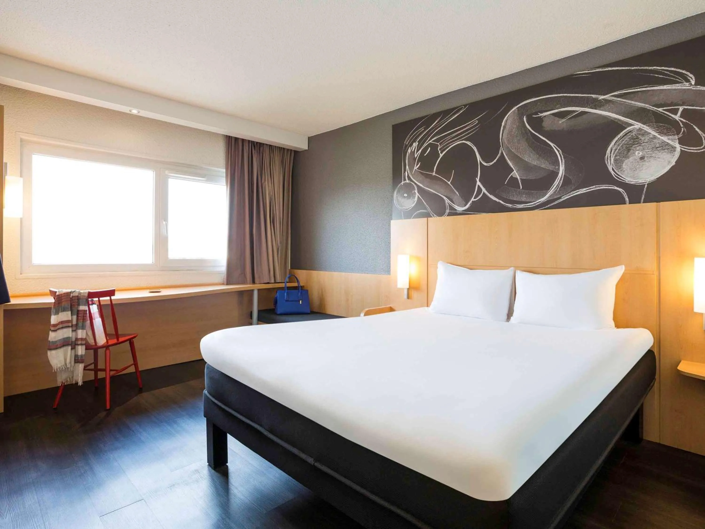 Photo of the whole room, Bed in ibis Bordeaux Lac