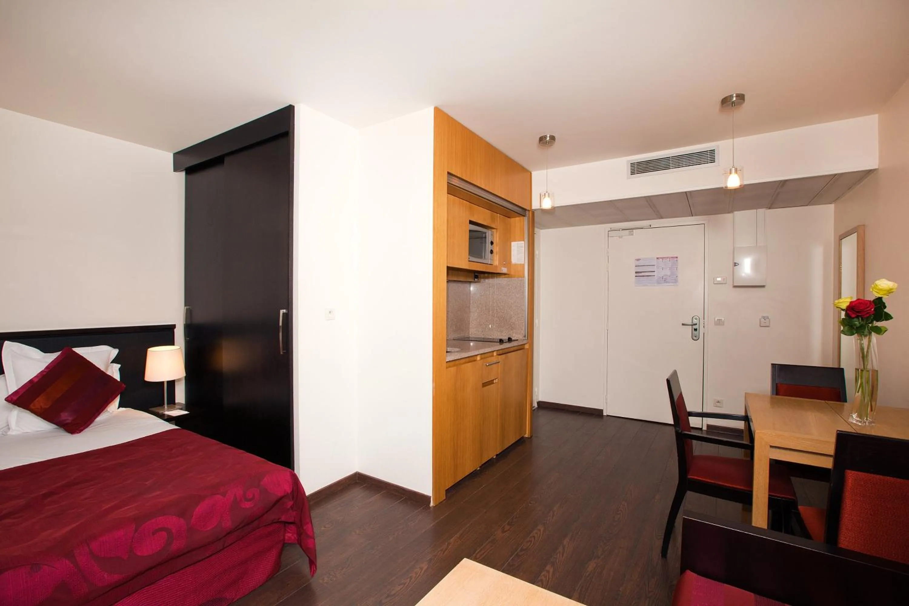 Kitchen or kitchenette, Bed in Residhome Val d'Europe