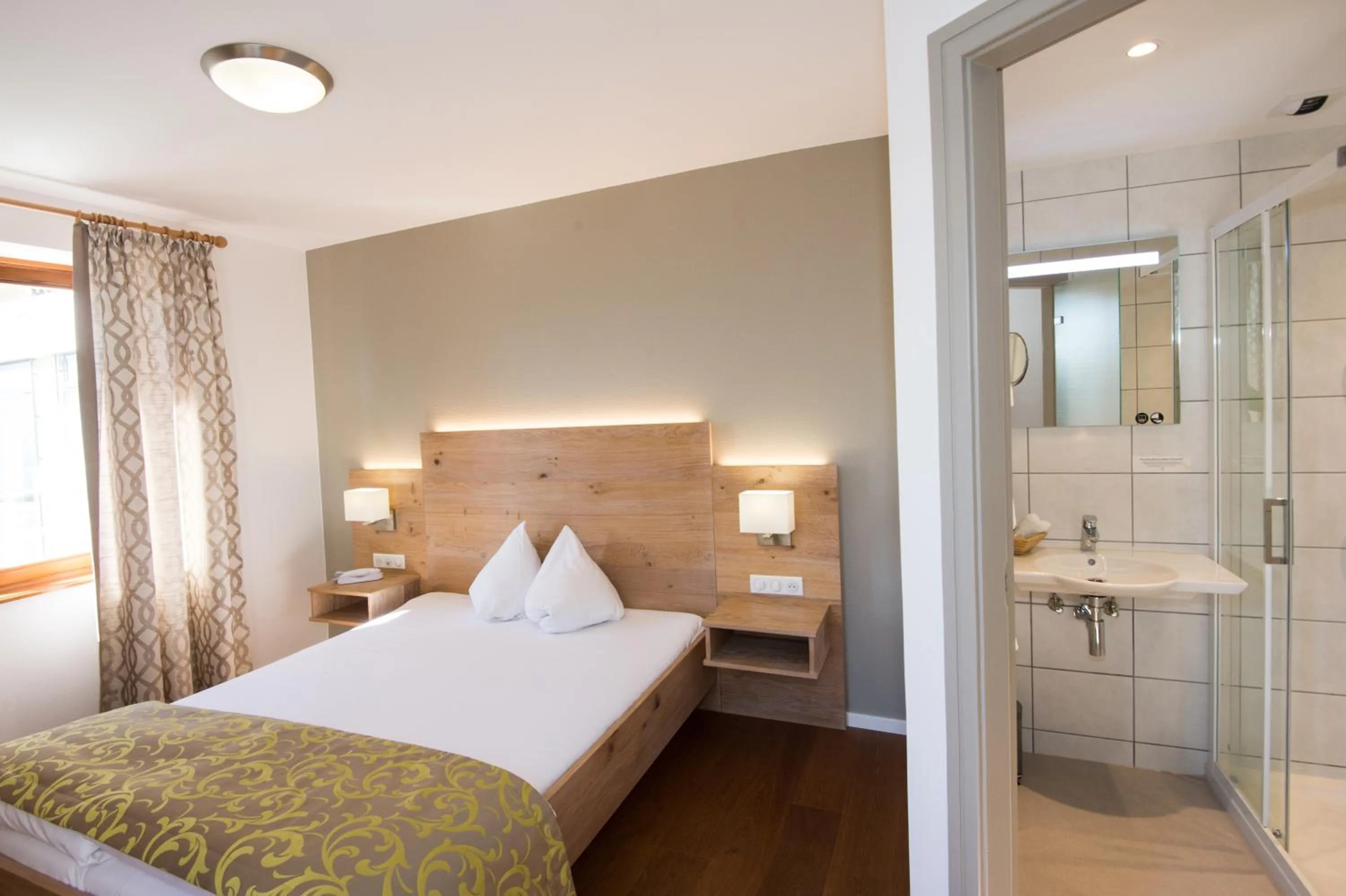 Bedroom, Bed in Logis Auberge Du Mehrbachel - Hôtel & Restaurant