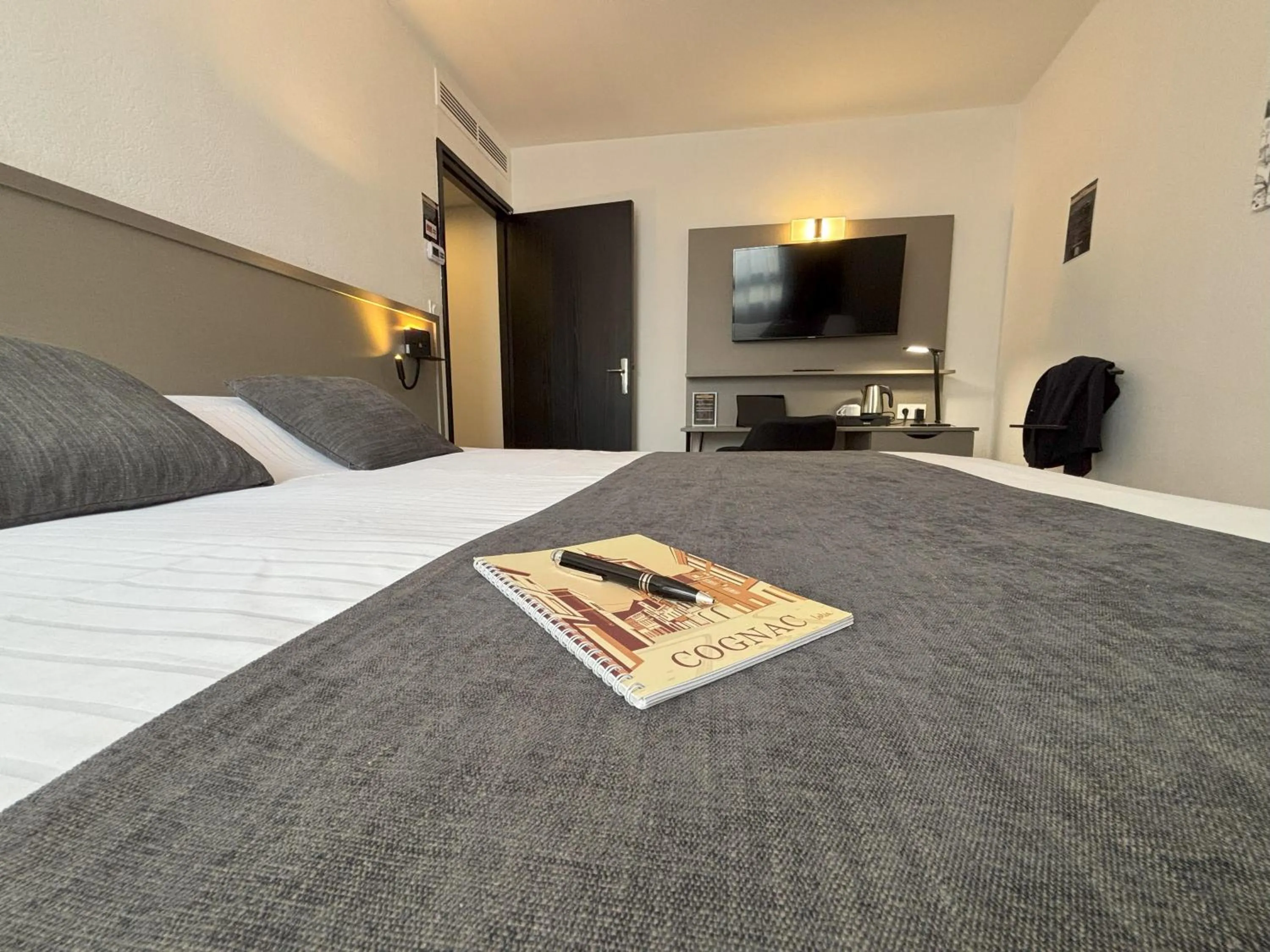 Bed in Hôtel Le Valois, Cognac Centre