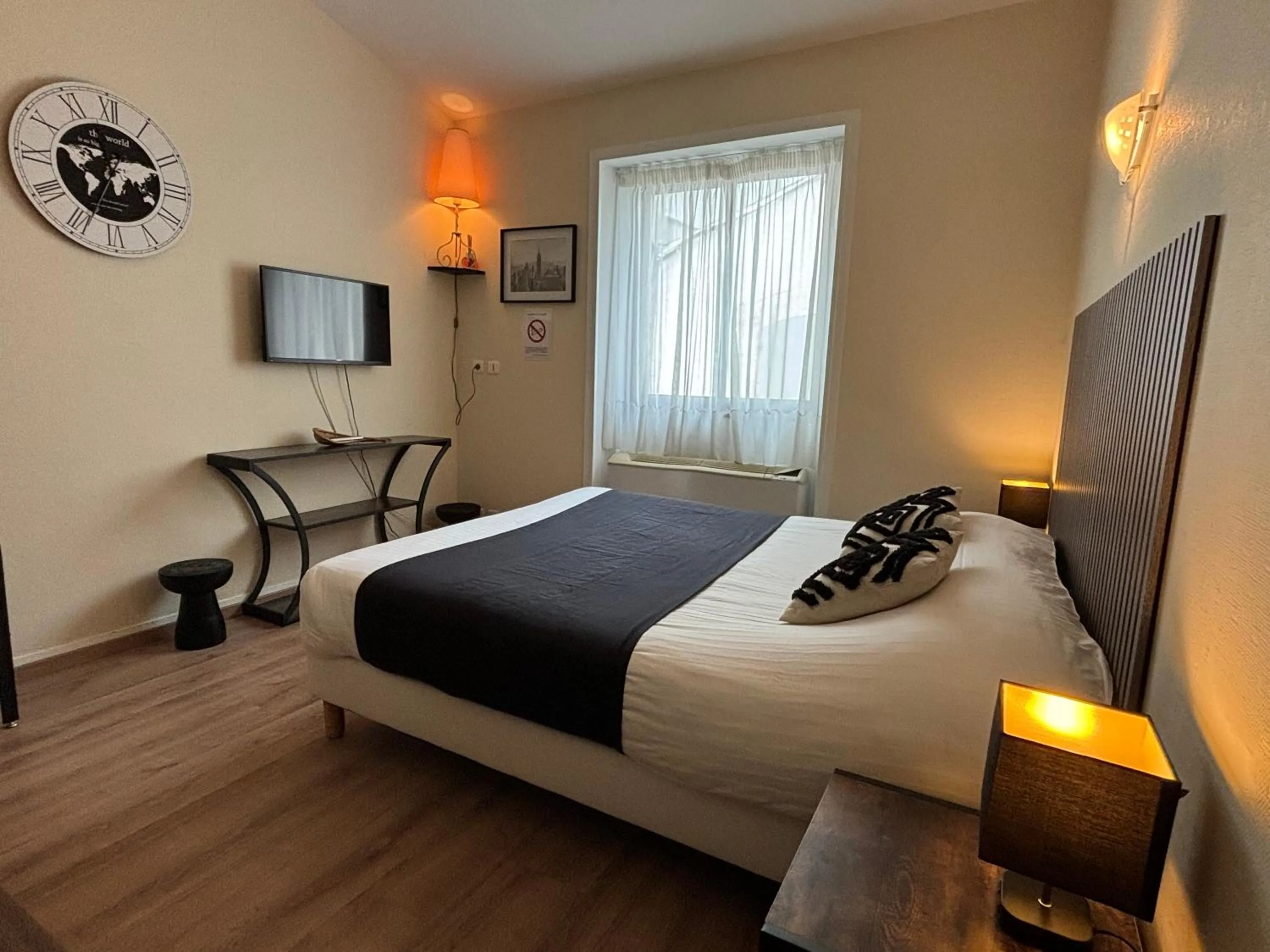 Bed in Hôtel Le Valois, Cognac Centre