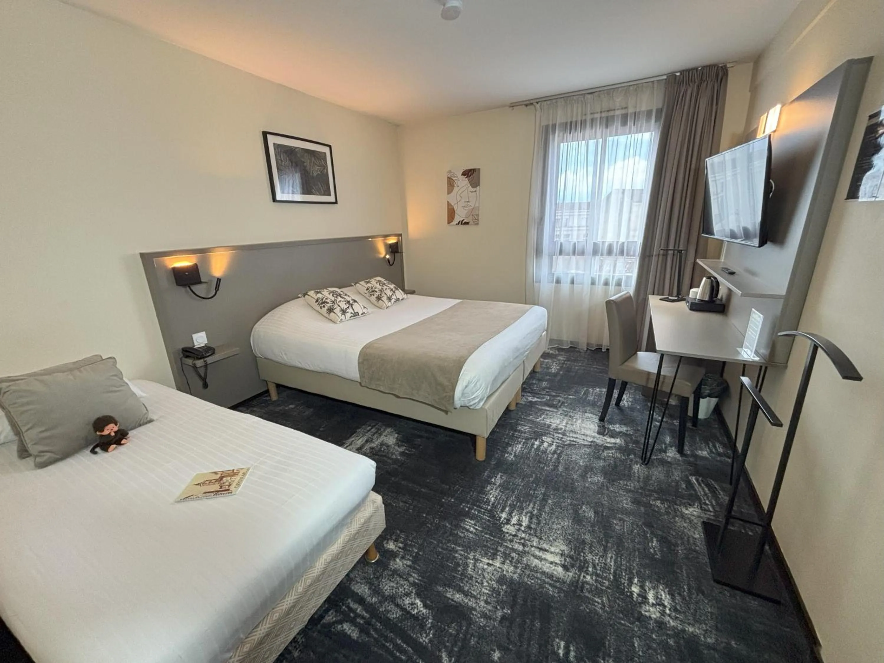 Bed in Hôtel Le Valois, Cognac Centre