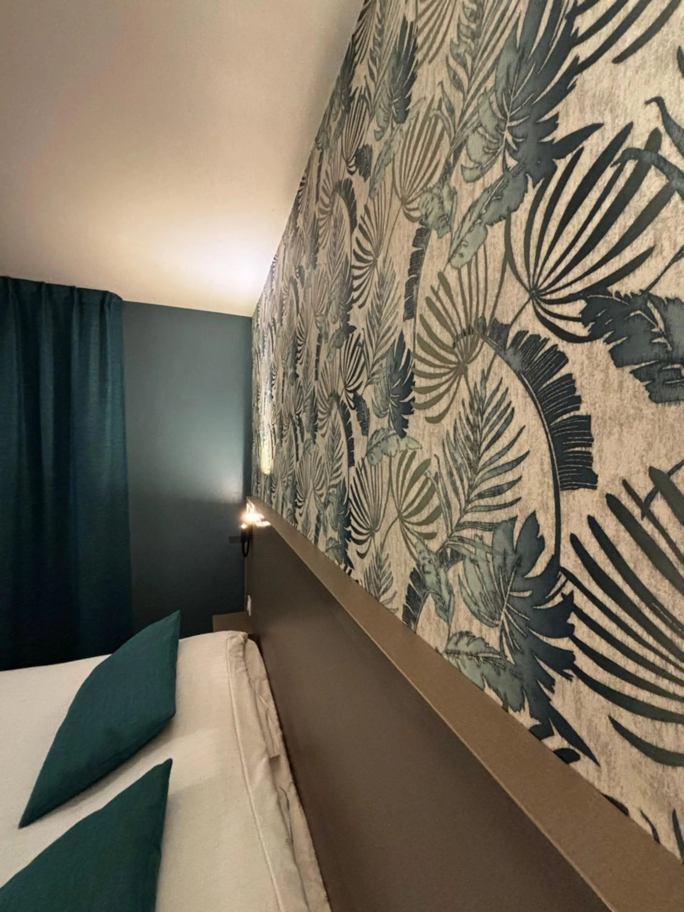 Bed in Hôtel Le Valois, Cognac Centre