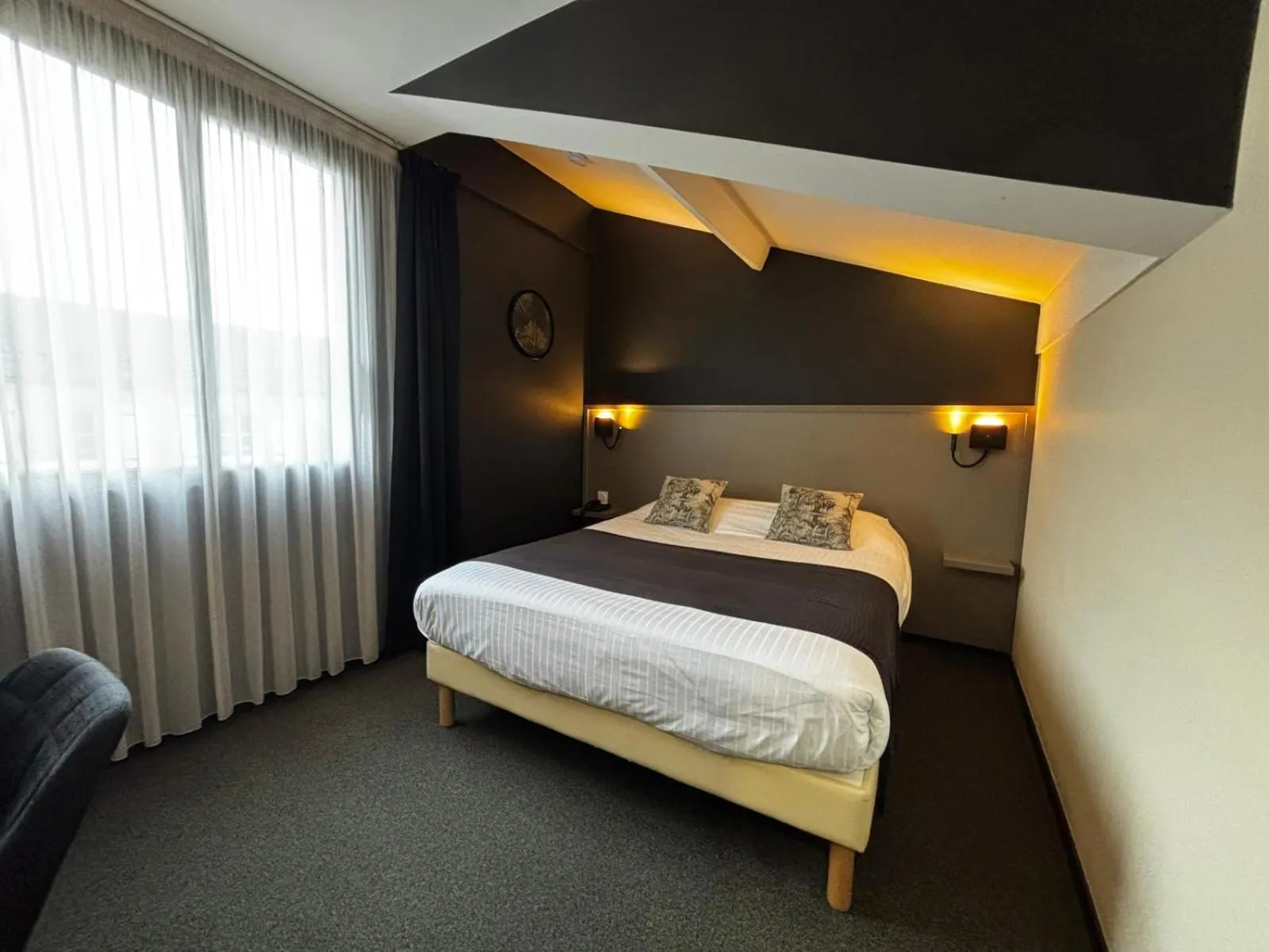 Bedroom, Bed in Hôtel Le Valois, Cognac Centre