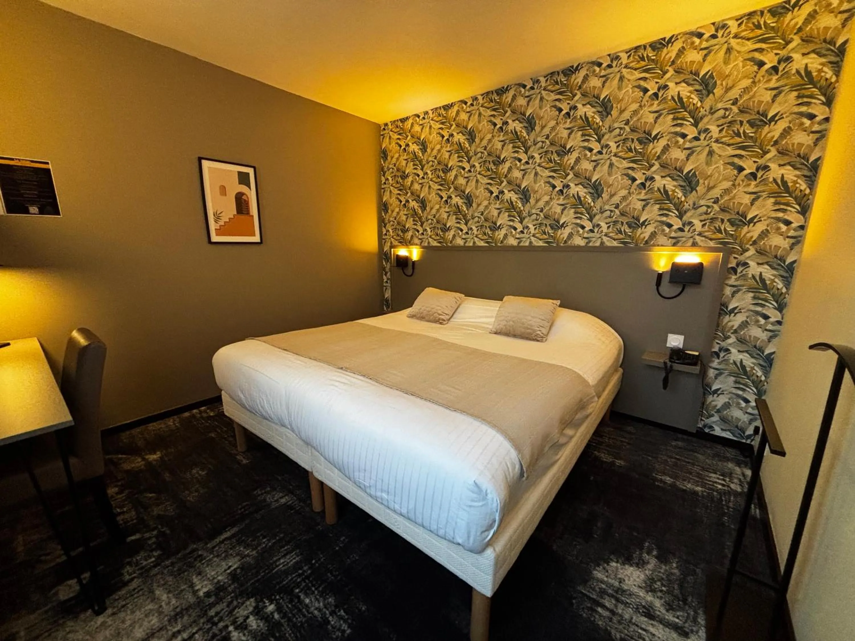 Bed in Hôtel Le Valois, Cognac Centre