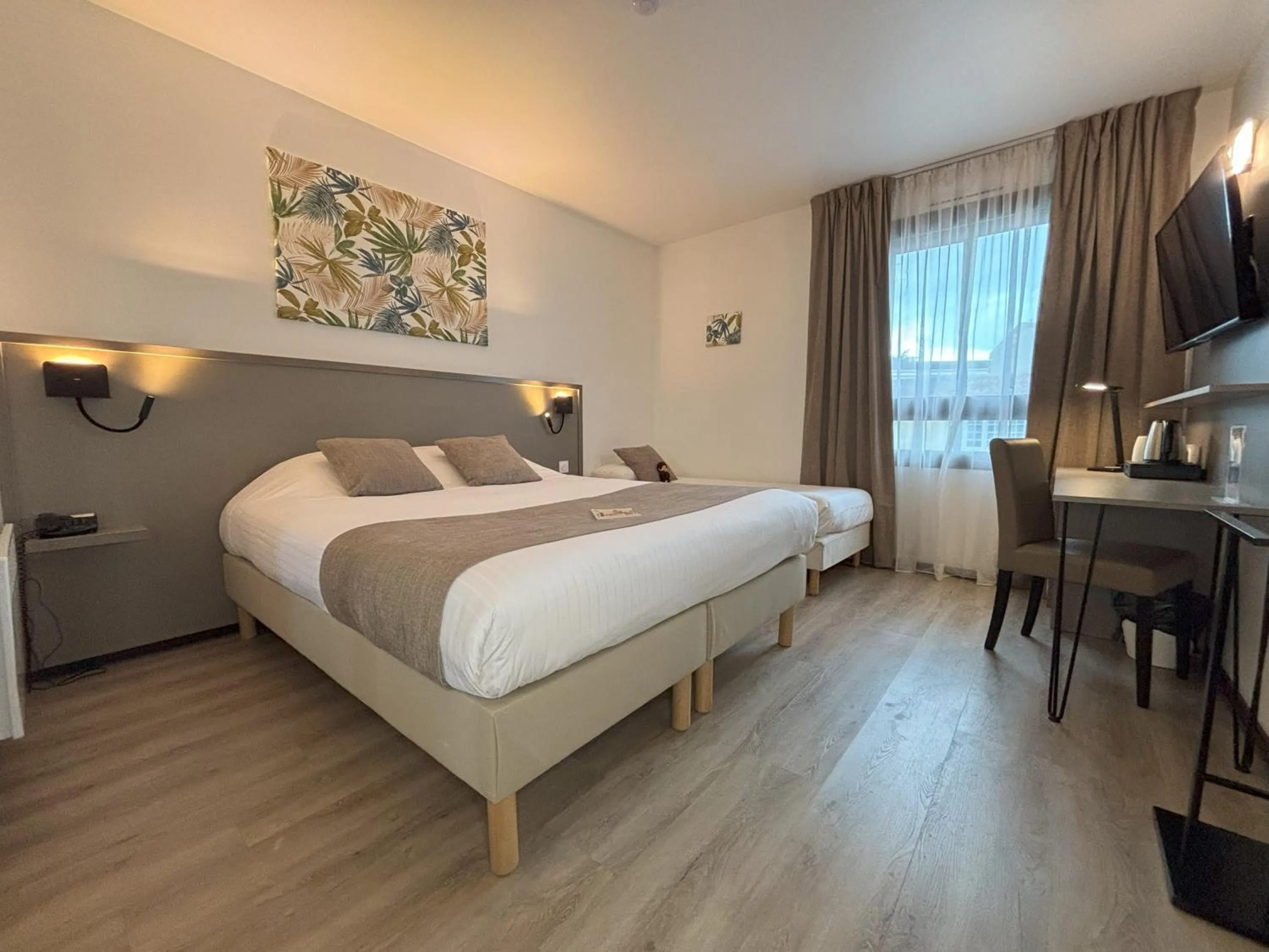 Bed in Hôtel Le Valois, Cognac Centre