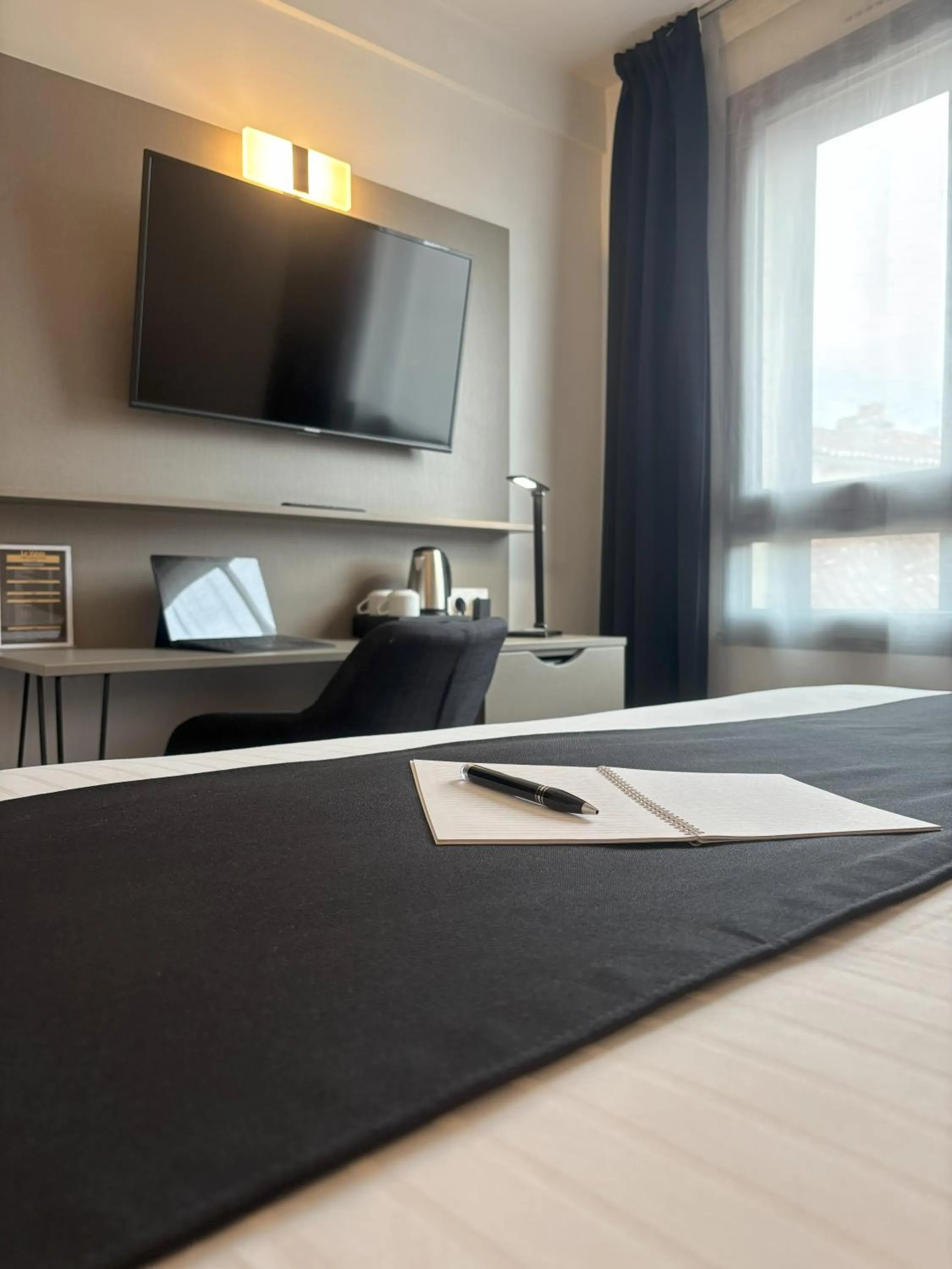 Bed in Hôtel Le Valois, Cognac Centre