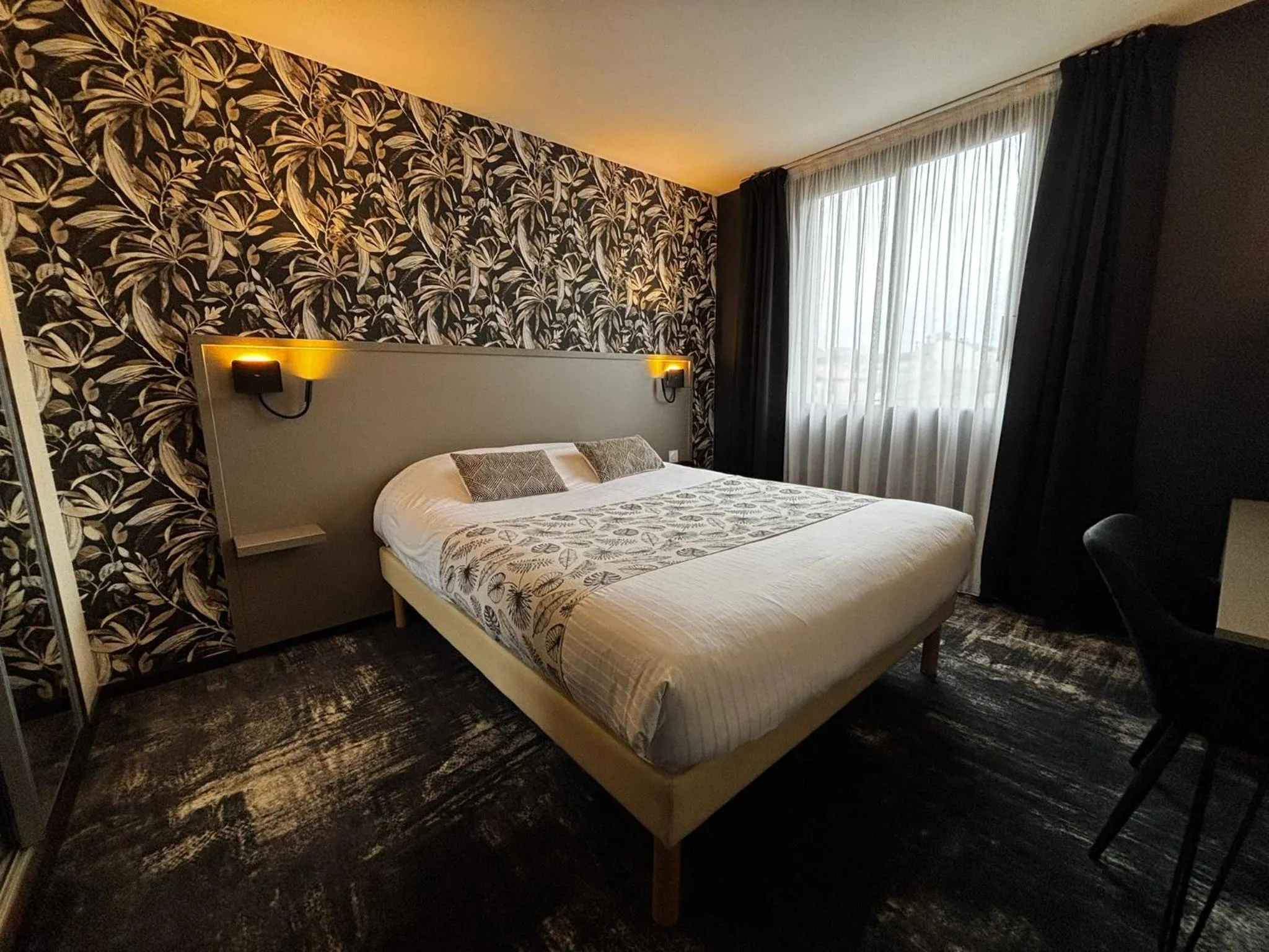 Bedroom, Bed in Hôtel Le Valois, Cognac Centre