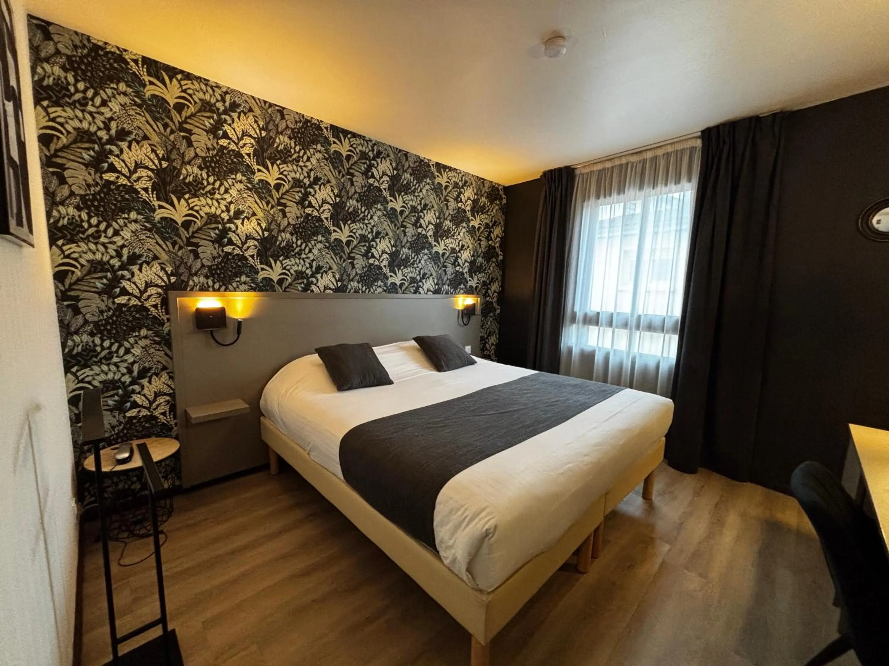 Bed in Hôtel Le Valois, Cognac Centre