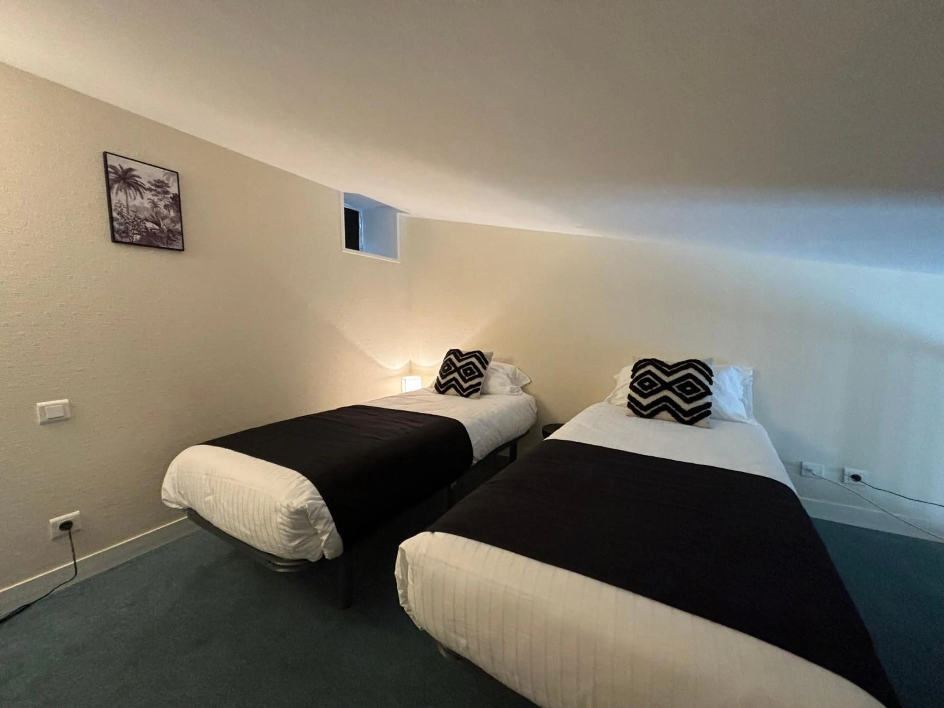 Bedroom, Bed in Hôtel Le Valois, Cognac Centre