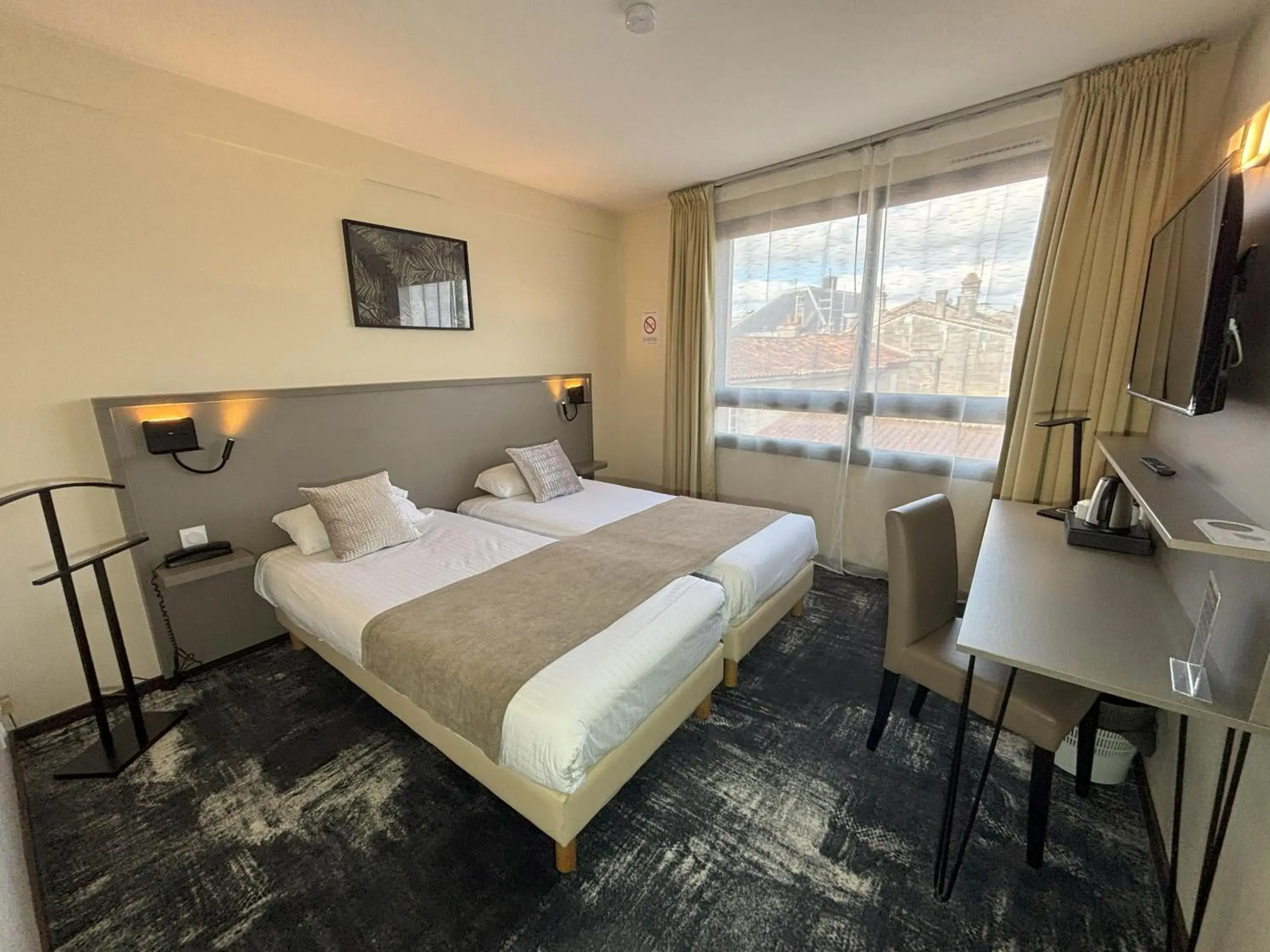 Standard Twin Room in Hôtel Le Valois, Cognac Centre Standard Twin Room in Hôtel Le Valois, Cognac Centre