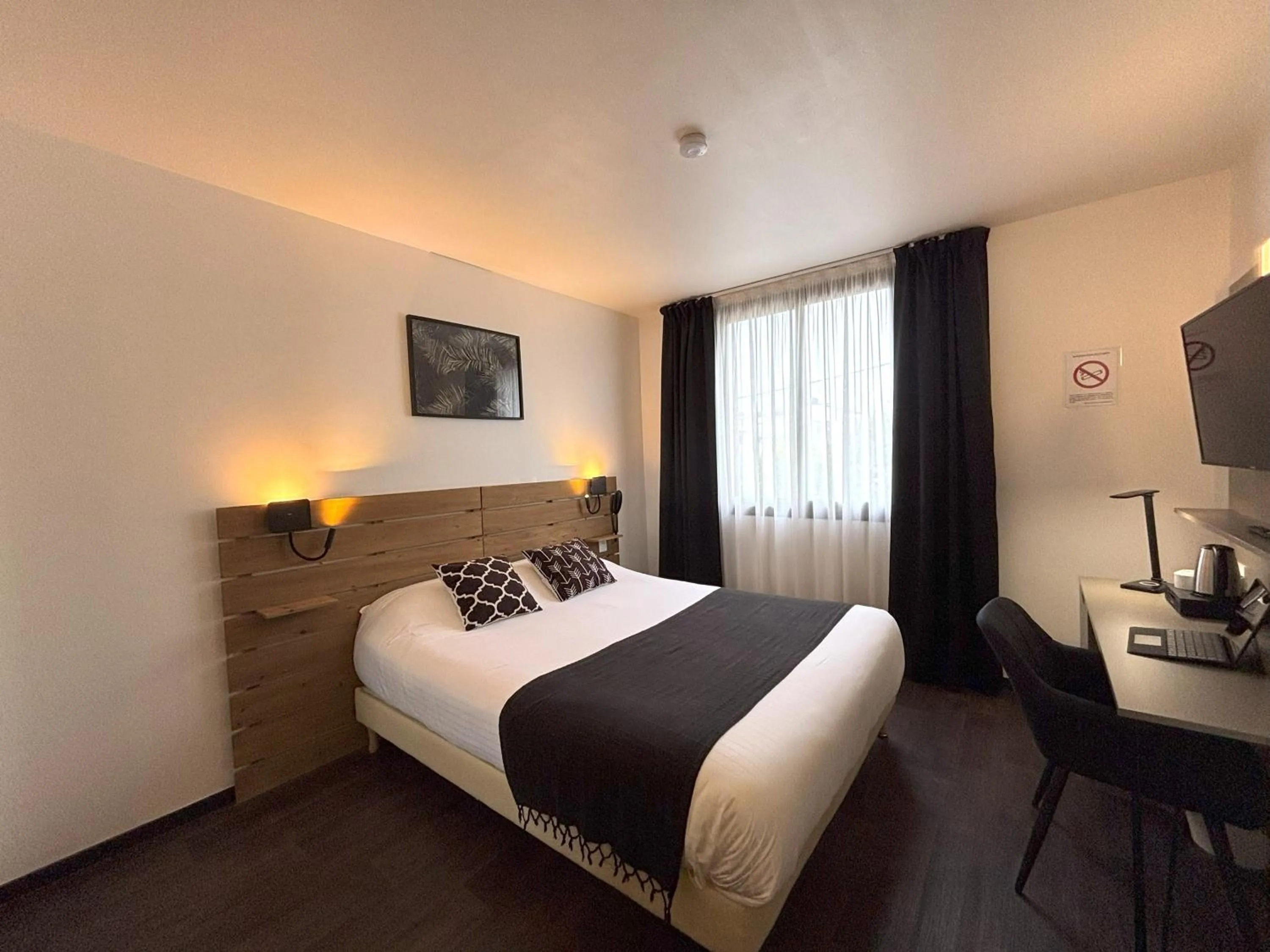 Bed in Hôtel Le Valois, Cognac Centre