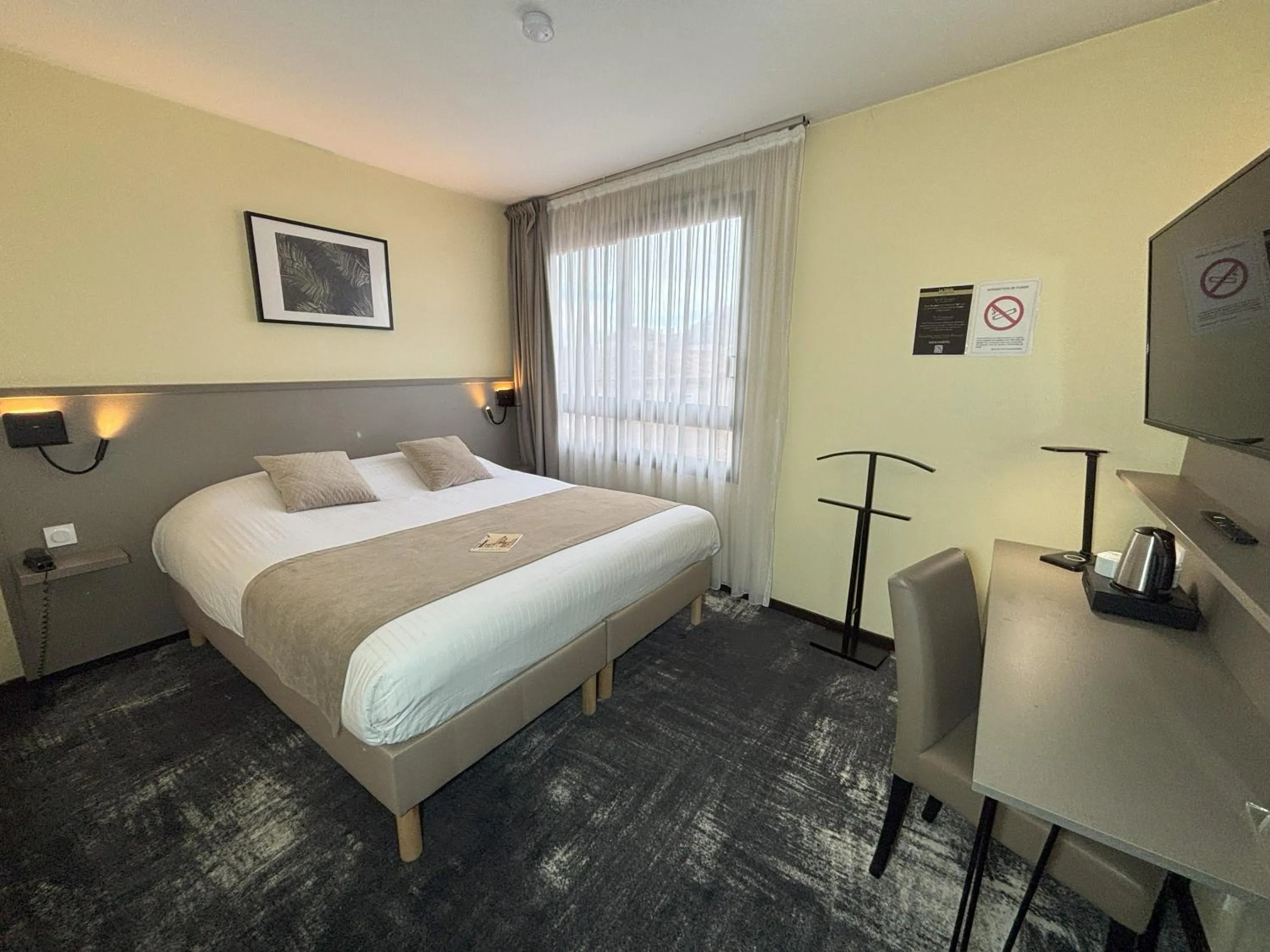 Bed in Hôtel Le Valois, Cognac Centre