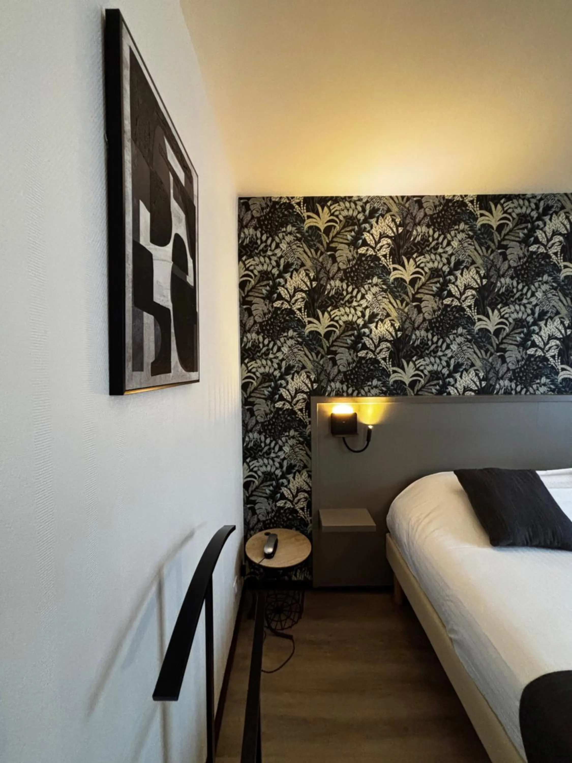 Bed in Hôtel Le Valois, Cognac Centre