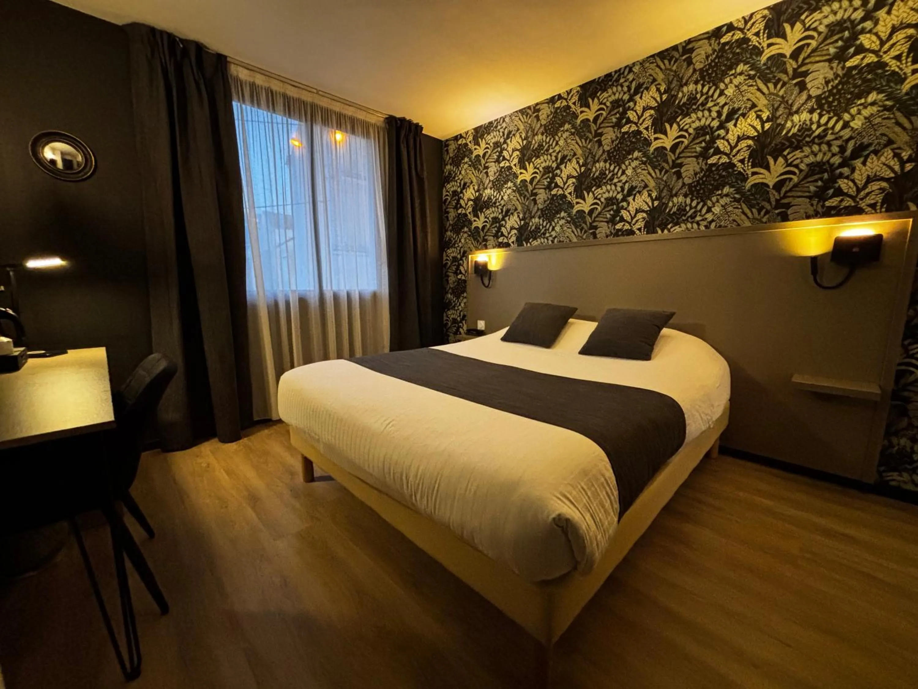 Bed in Hôtel Le Valois, Cognac Centre