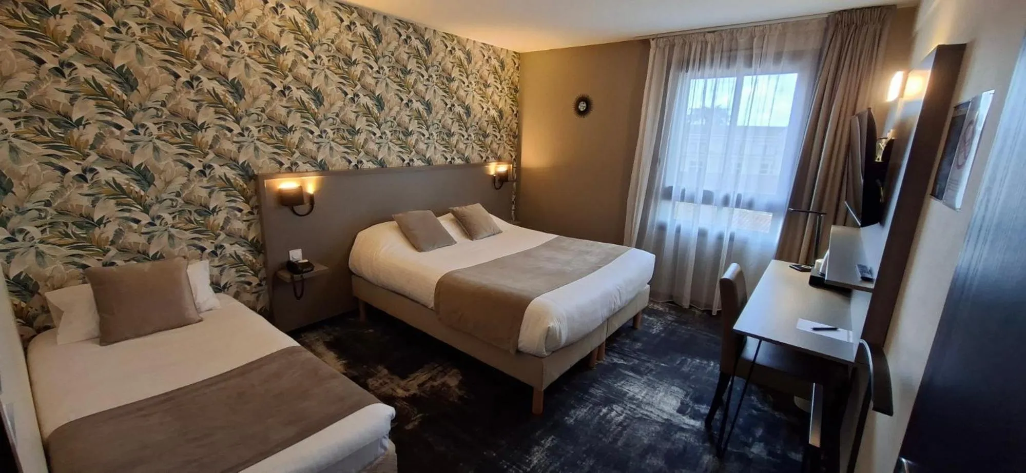 Bed in Hôtel Le Valois, Cognac Centre