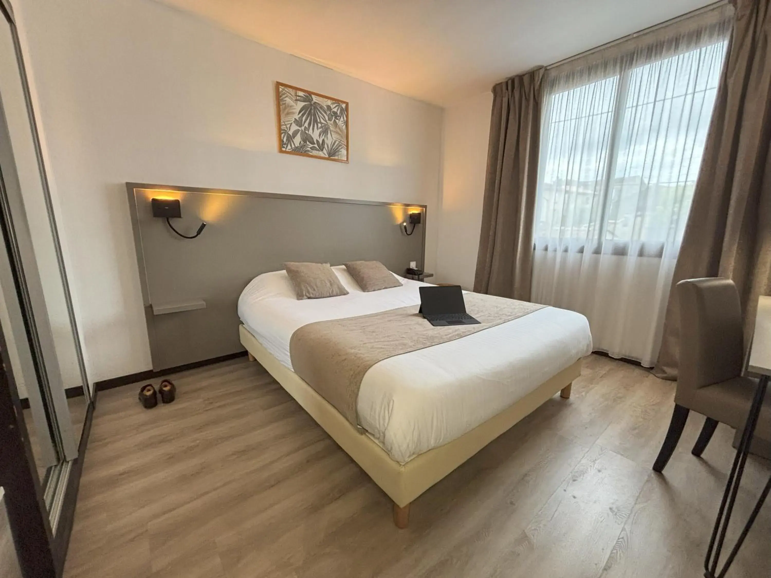 Standard Queen Room in Hôtel Le Valois, Cognac Centre Standard Queen Room in Hôtel Le Valois, Cognac Centre